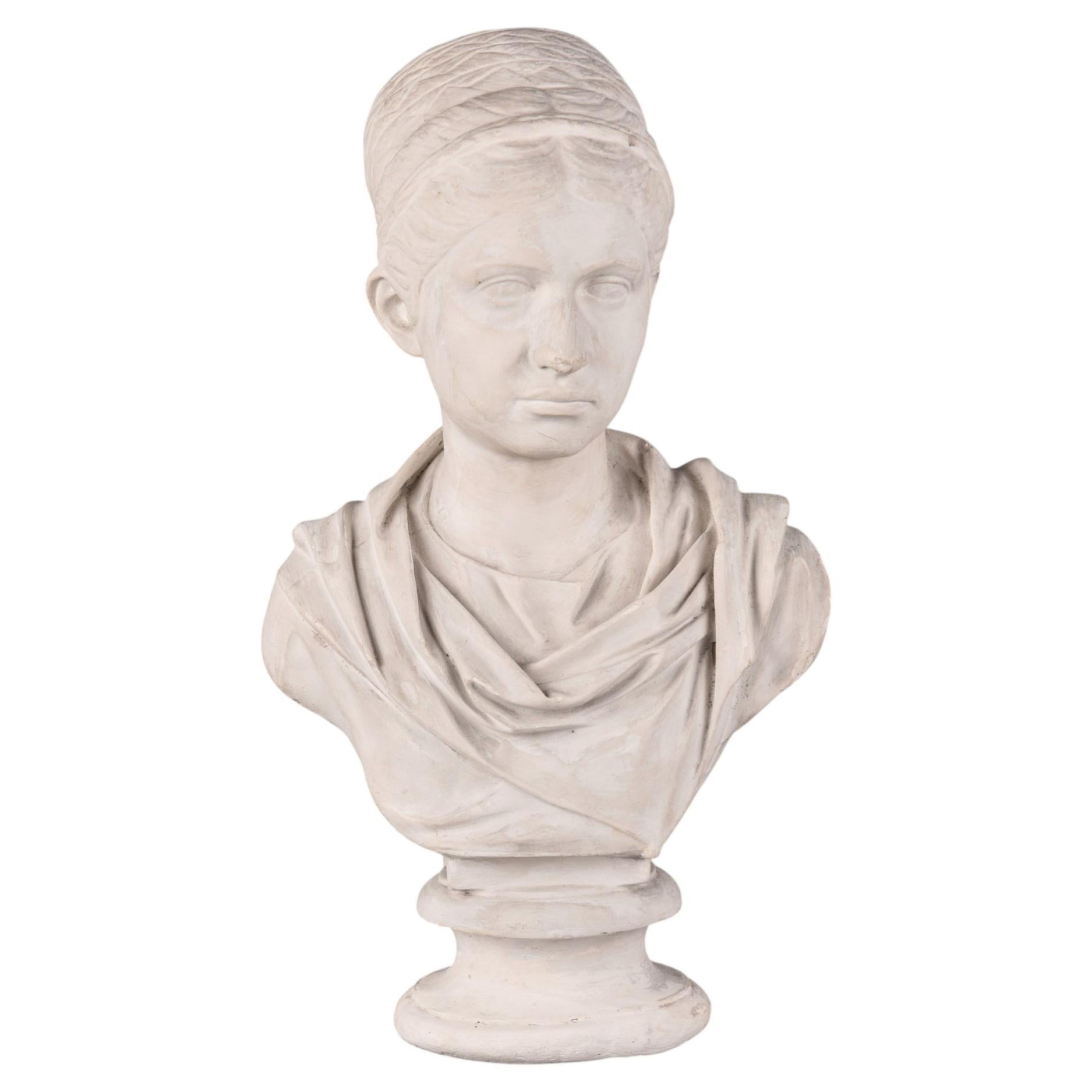 Busto antiguo de yeso de una mujer con ropaje clásico en venta