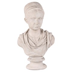 Busto antiguo de yeso de una mujer con ropaje clásico