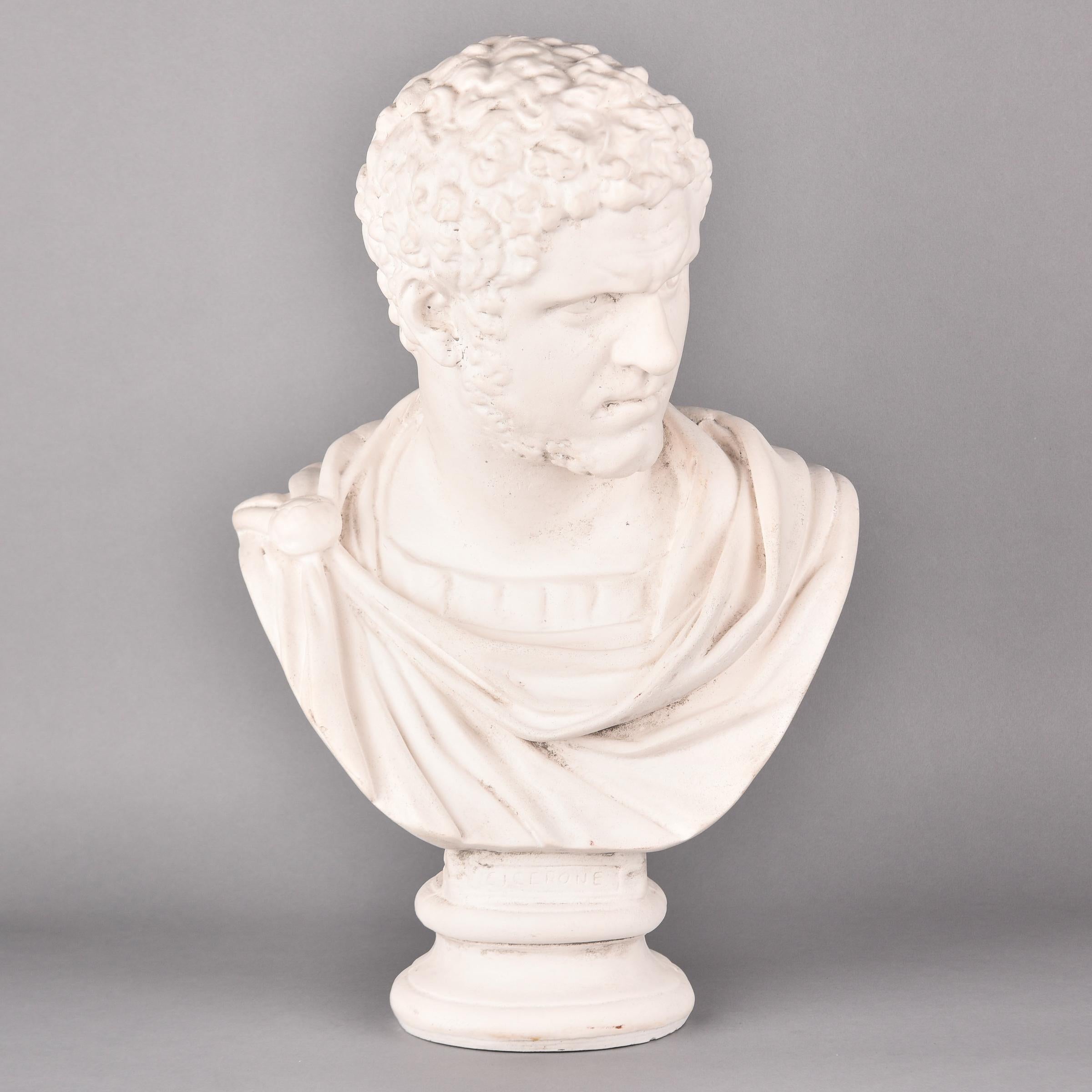 Diese alte Gipsbüste von Marcus Cicero wurde in England gefunden und stammt aus den 1980er Jahren. Die klassische römische Büste ist ein zeitloses Stück. Unbekannter Hersteller. In sehr gutem Vintage-Zustand. 