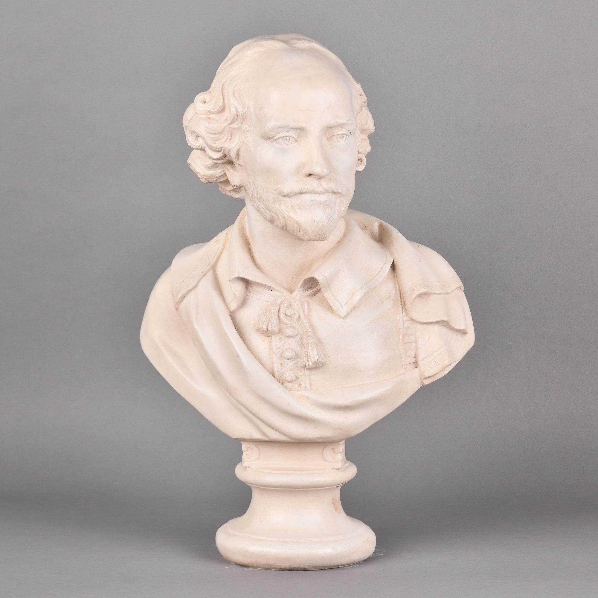Trovato in Inghilterra, questo busto composito in gesso di William Shakespeare risale agli anni Settanta. Espositore con piedistallo incorporato. Fabbricante sconosciuto. Condizioni vintage molto buone con lievi usure superficiali sparse. Non sono