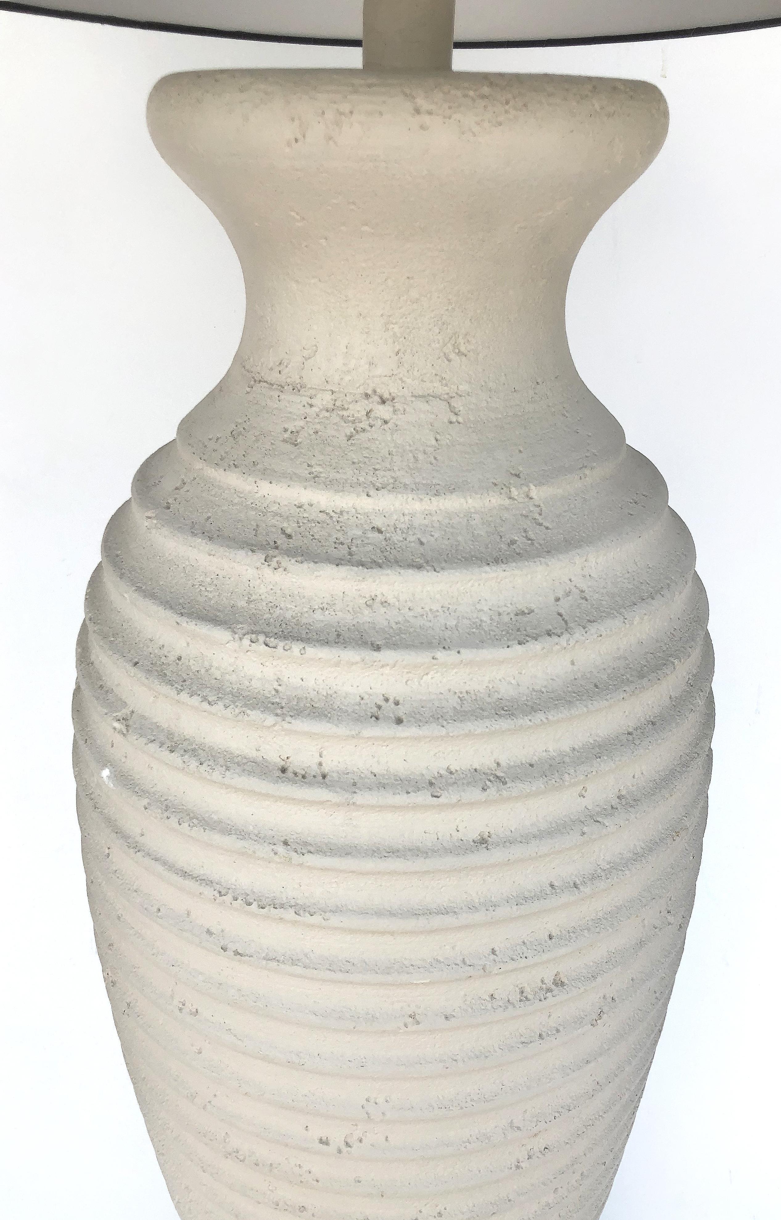 Vieux lampadaire en plâtre à la manière de Michael Taylor 

Nous proposons à la vente un lampadaire sculptural en plâtre en forme d'urne datant de la fin du XXe siècle, créé à la manière de Michael Taylor. Cet imposant lampadaire sculptural a été
