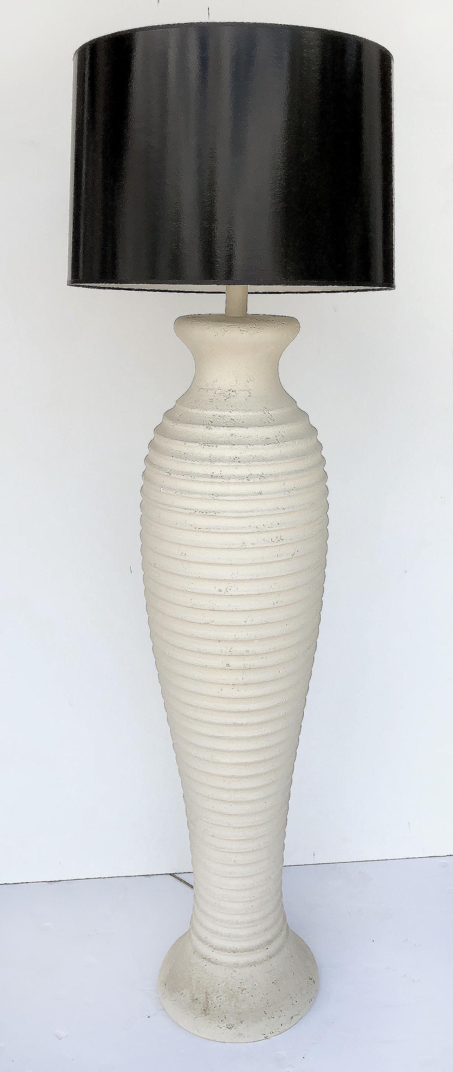 20ième siècle Lampadaire en plâtre vintage à la manière de Michael Taylor
