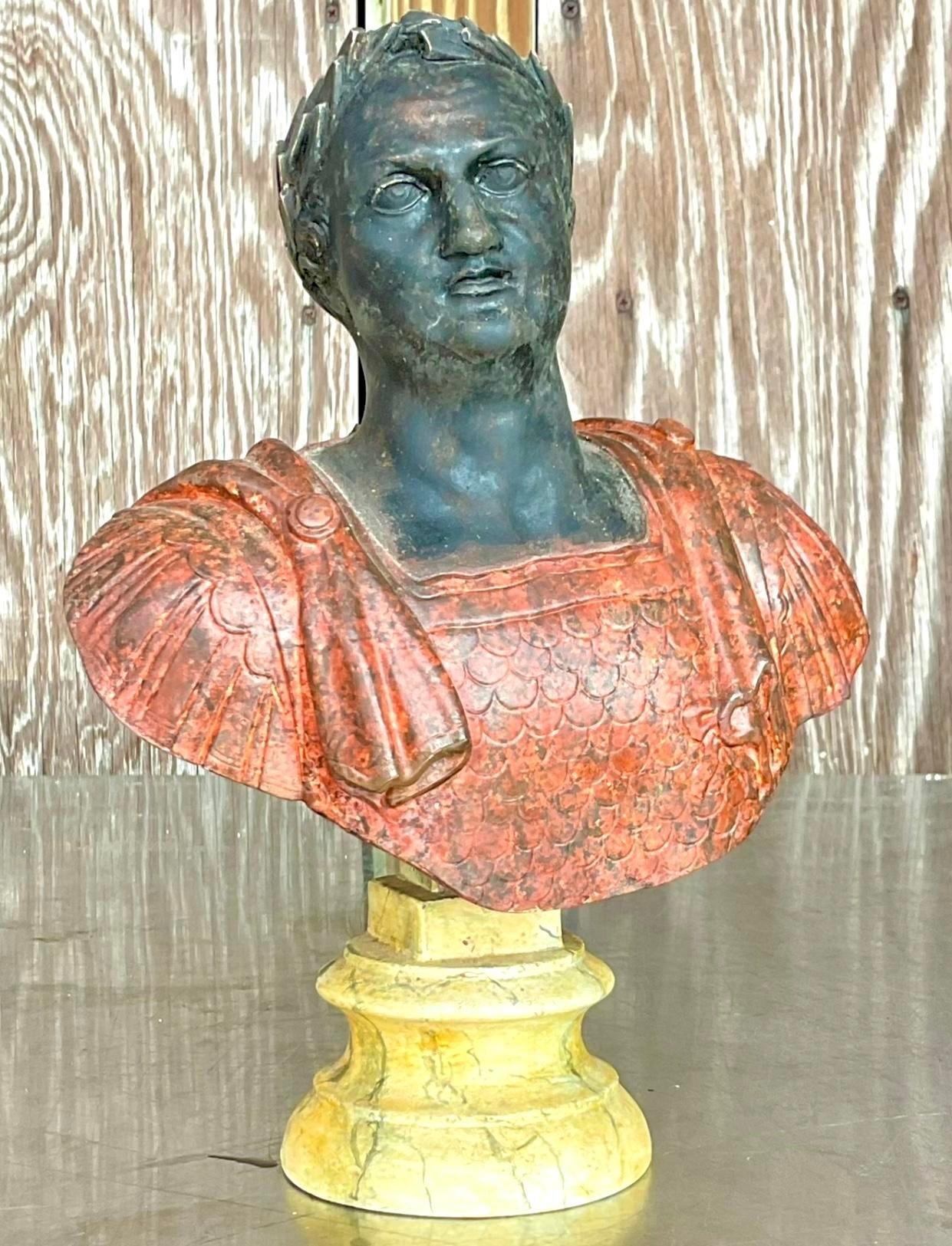 Aggiungi un tocco di fascino classico al tuo arredamento con questo busto di uomo in gesso vintage dipinto a mano. Realizzato con eleganza e ricchezza di dettagli, questo pezzo unico dona un'eleganza senza tempo e un tocco artistico a qualsiasi