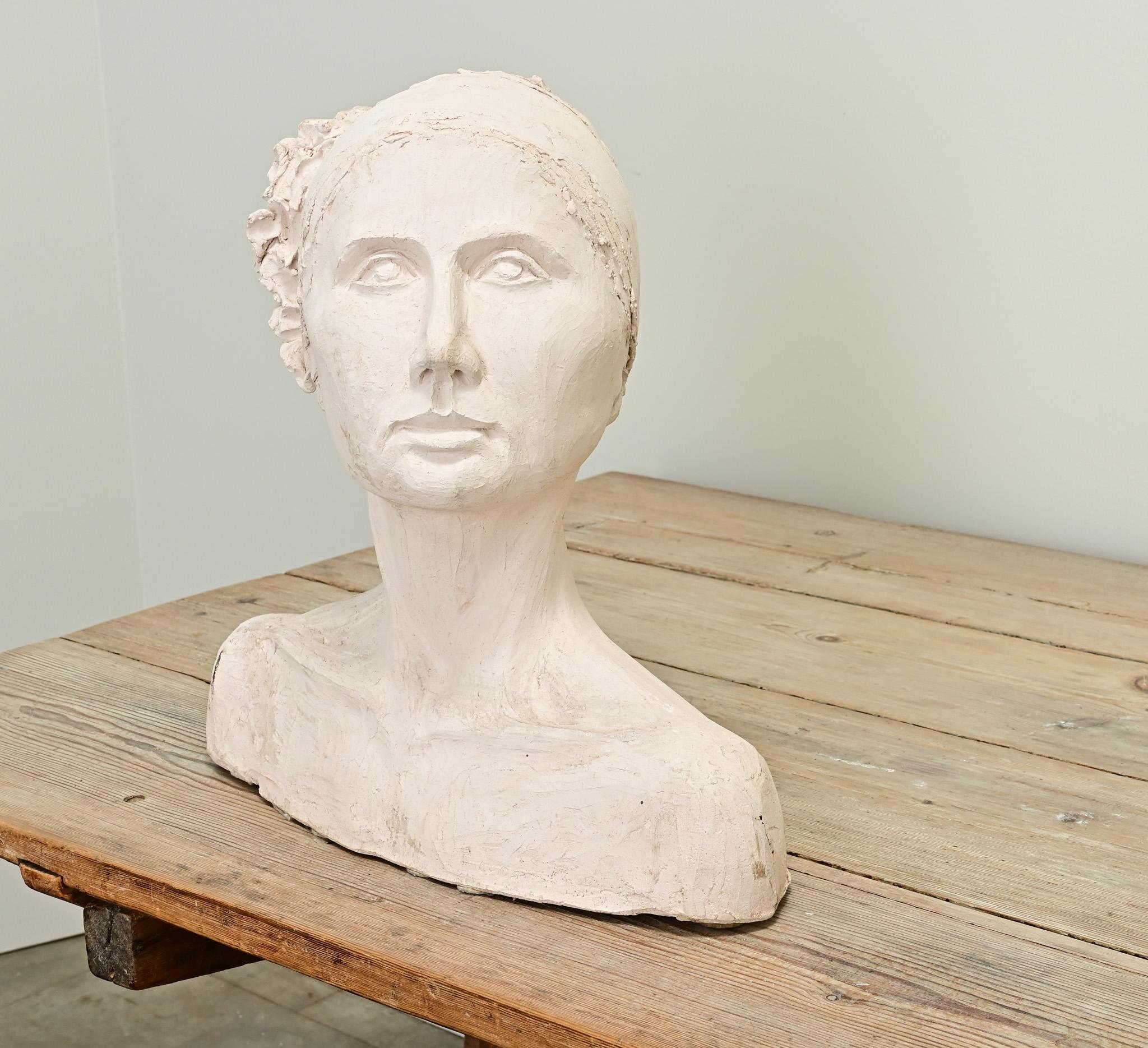 Vintage Plaster Statue of a Lady In Good Condition For Sale In Baton Rouge, LA