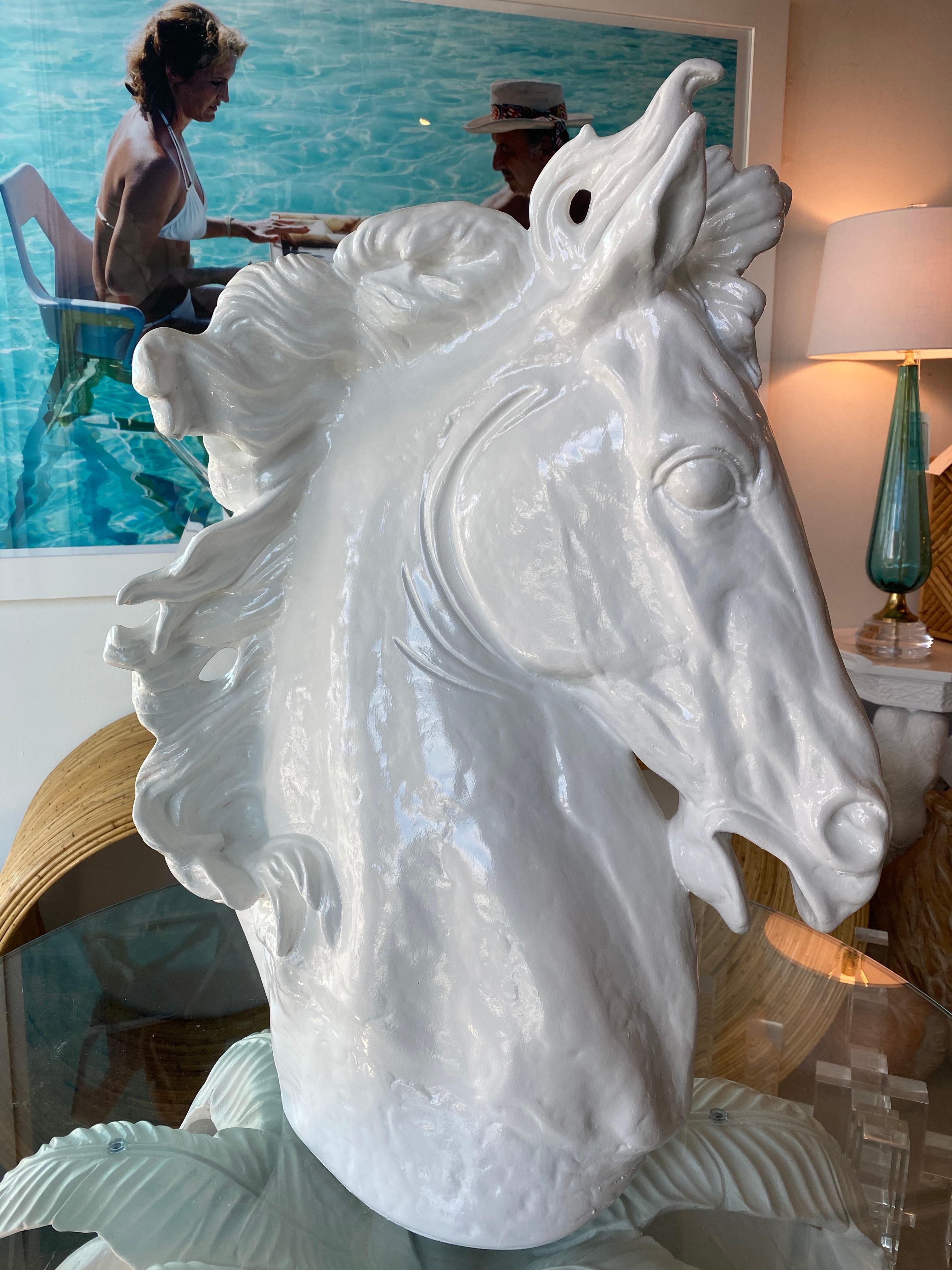 Grande statue vintage de cheval en plâtre laquée en blanc brillant pour une touche de modernité. Pas d'ébréchures ni de cassures. J'en ai deux en stock si vous avez besoin d'une paire. Légères variations dans le plâtre.