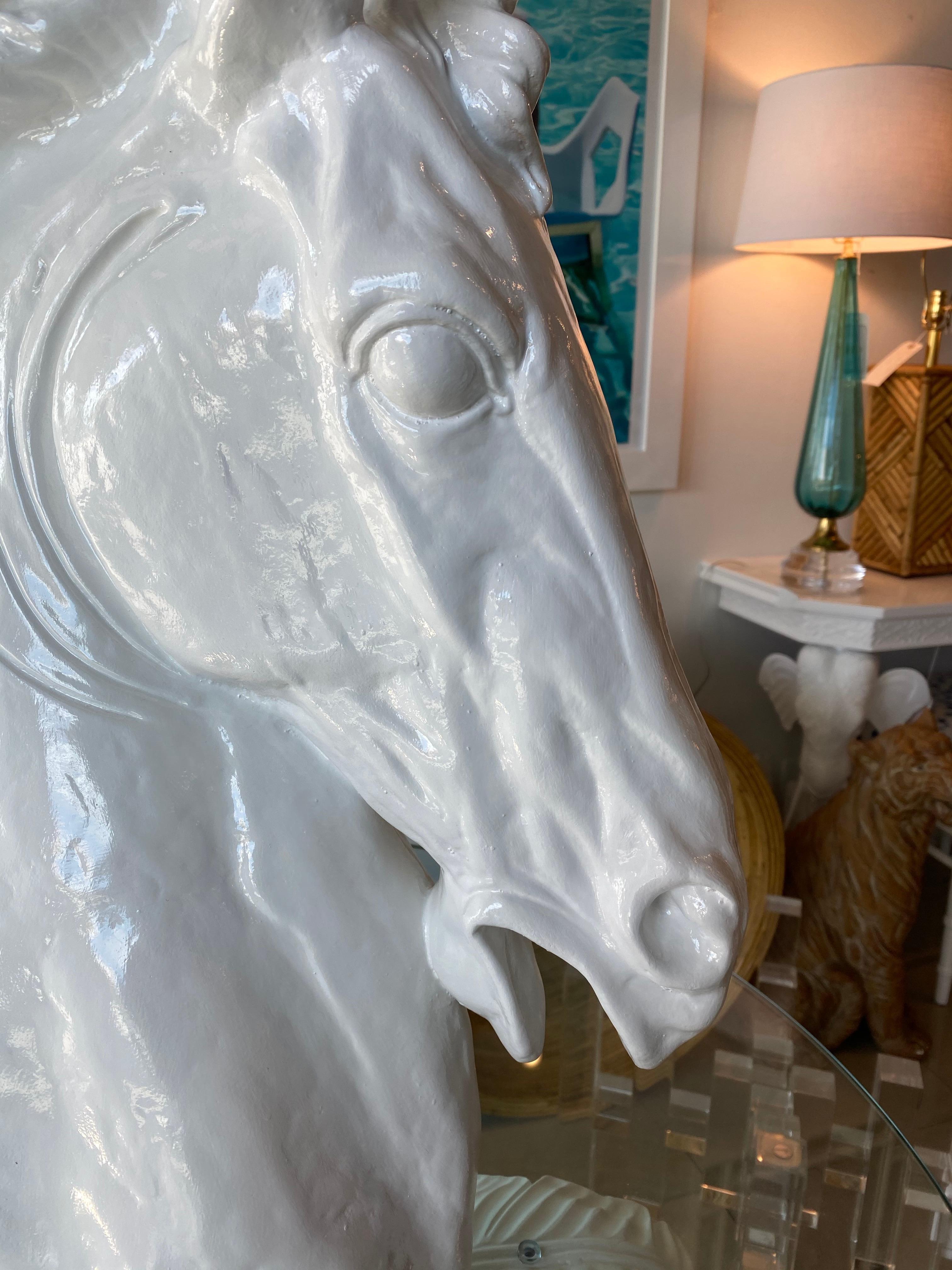 Vintage Plaster White Lacquered Modern Large Horse Head Statue Bon état - En vente à West Palm Beach, FL