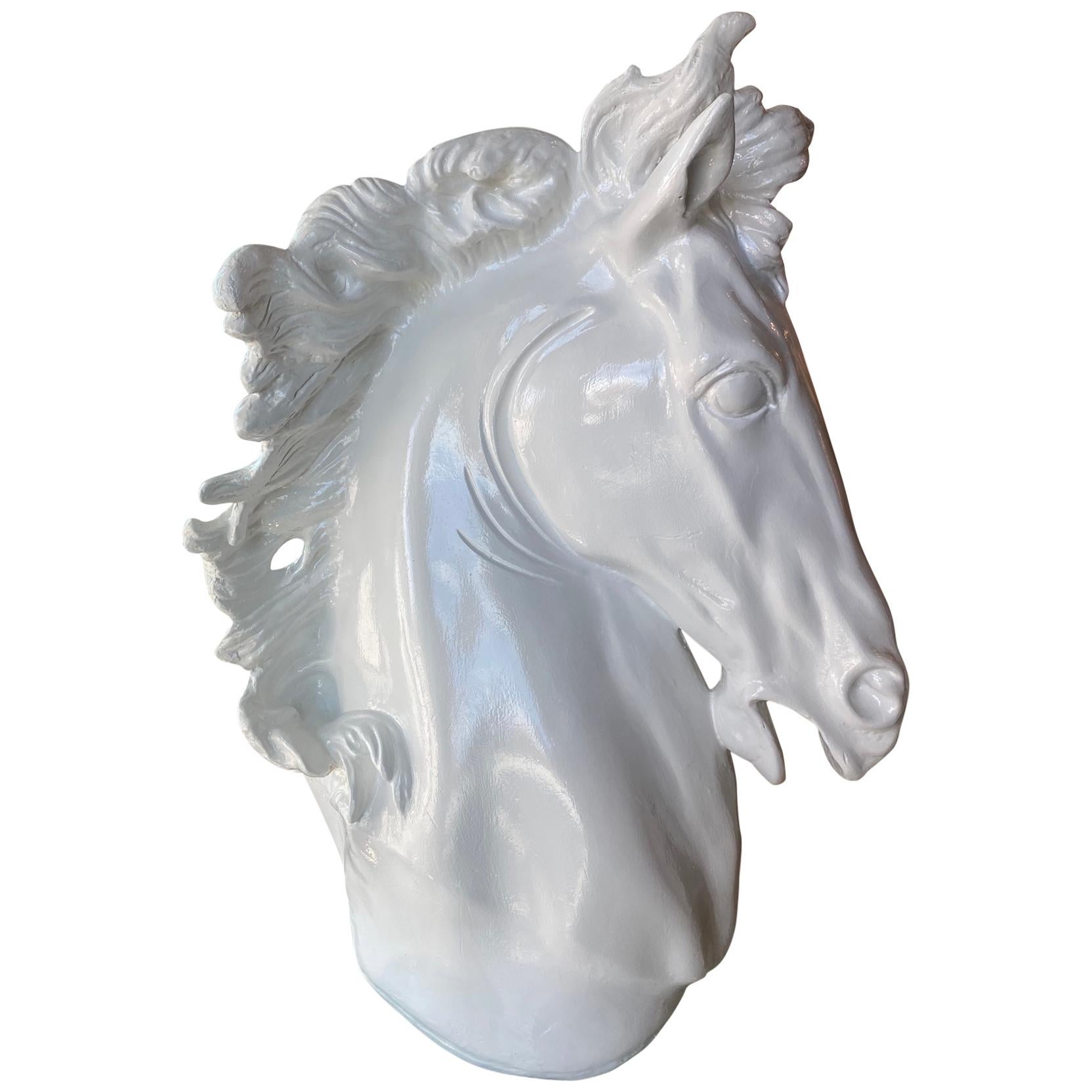Estatua moderna vintage de yeso lacado en blanco con cabeza de caballo grande