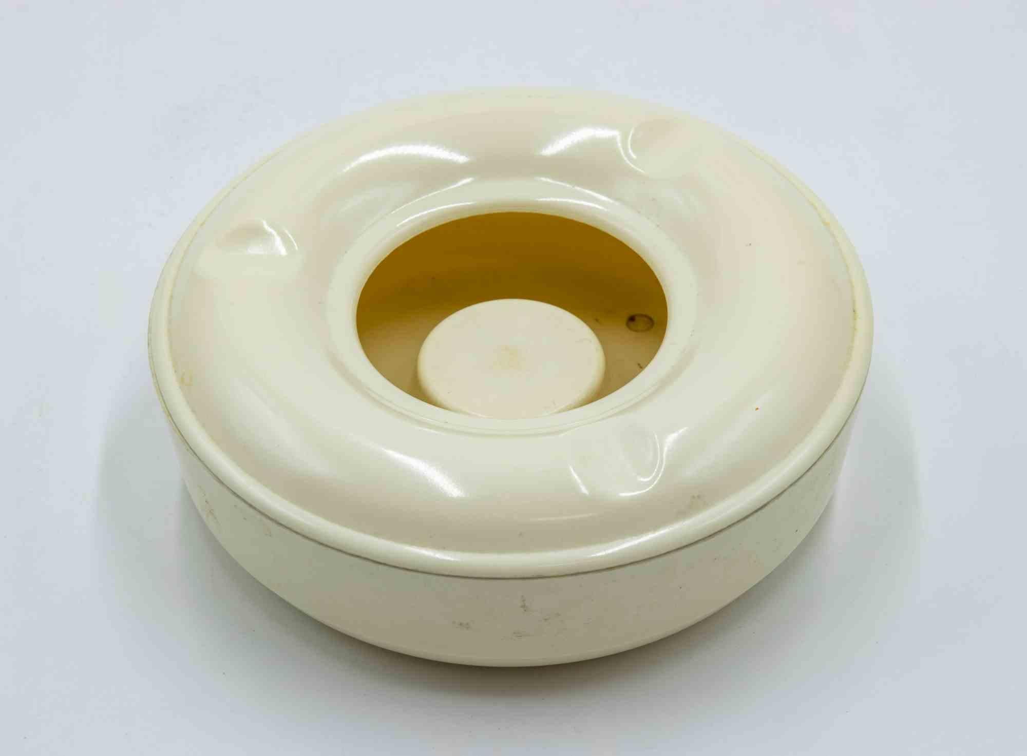 Vintage plastic ashtray realized in the mid-20th Century.

Good condition.
