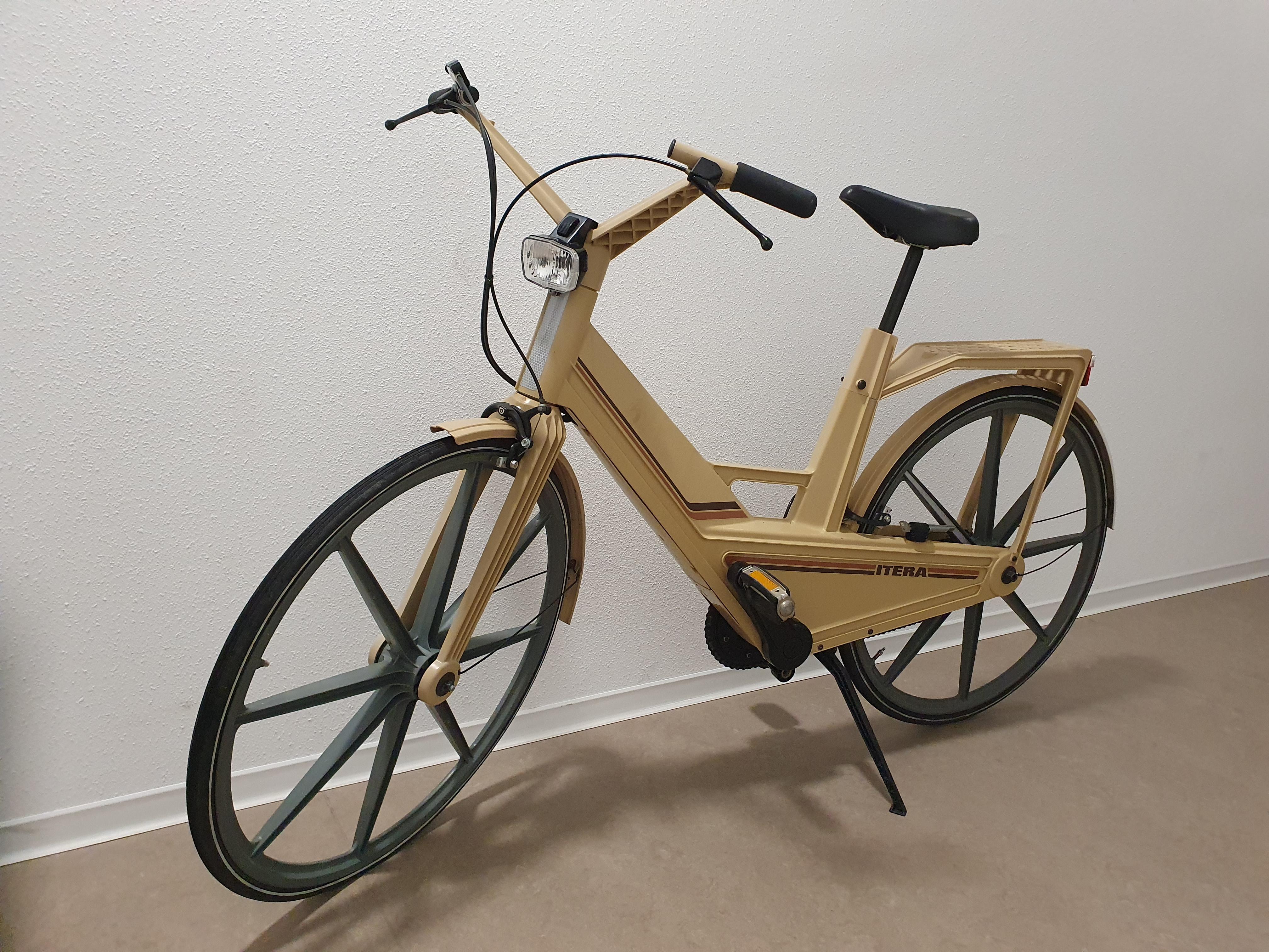 Rare Itera plastic bike, 1981.
The Itera bike was in production from 1982 -1985.
Manufactured by Volvo, Sweden.
30.000 examples were made.
100 pieces were imported to the Netherlands and only a few were sold.
It was not a great success, the plastic