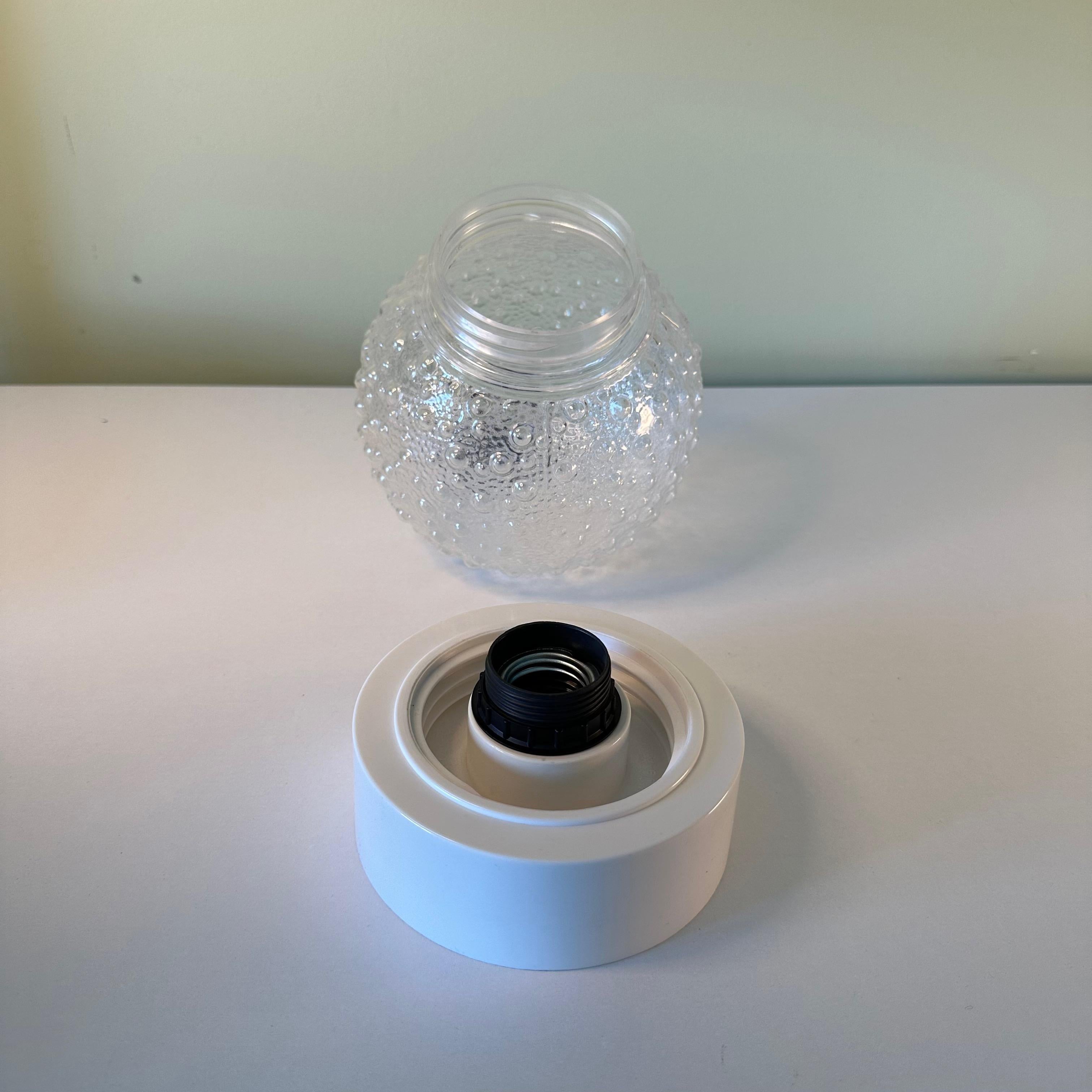 Plastique Vintage Plastic Bubble Textured Globe Flush Mount Lamp or Wall Light Sconce (lampe encastrée ou applique murale) en vente