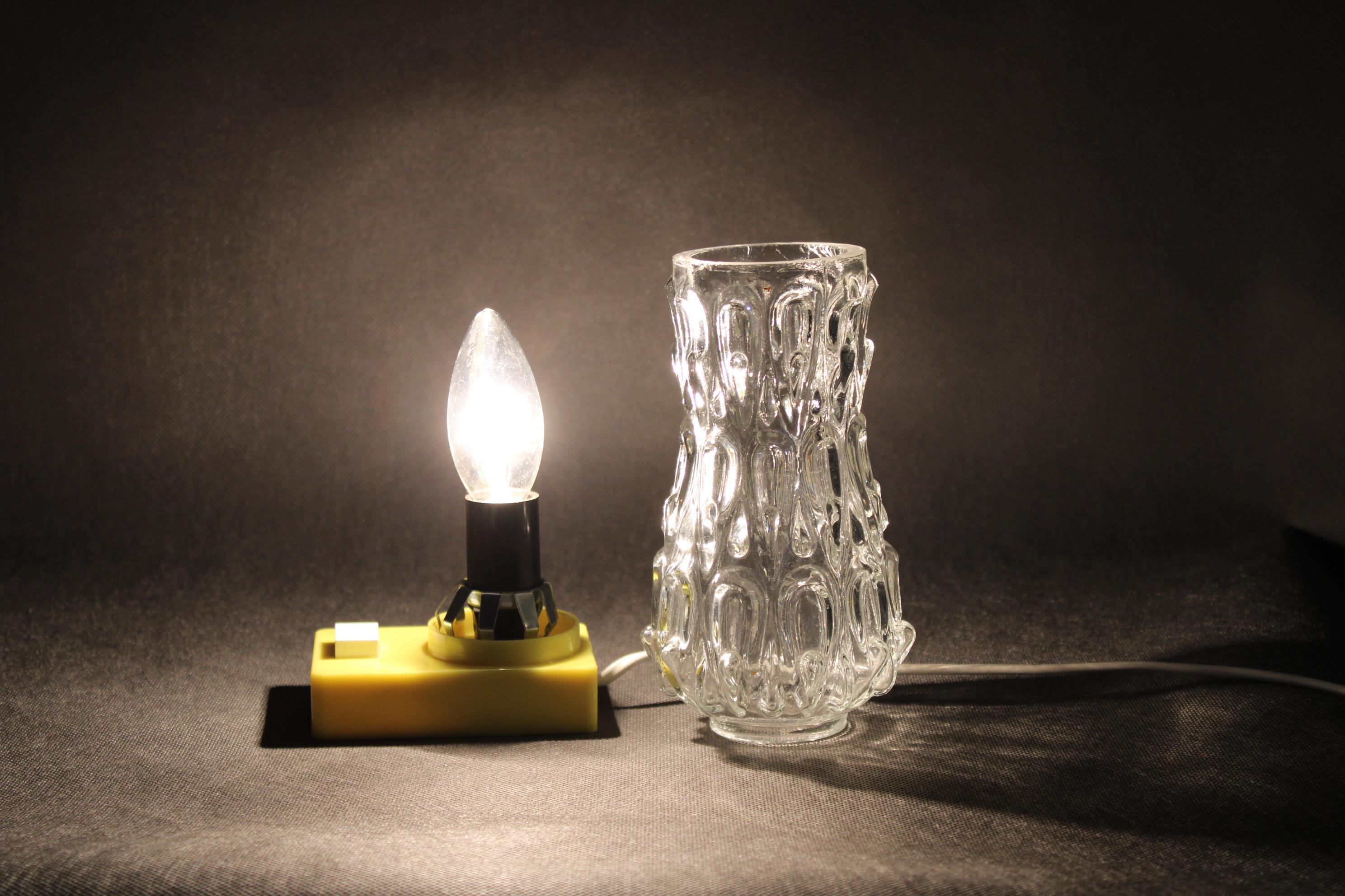 Vintage-Tischlampe aus Kunststoff, 1970er Jahre, Deutschland (Messing) im Angebot