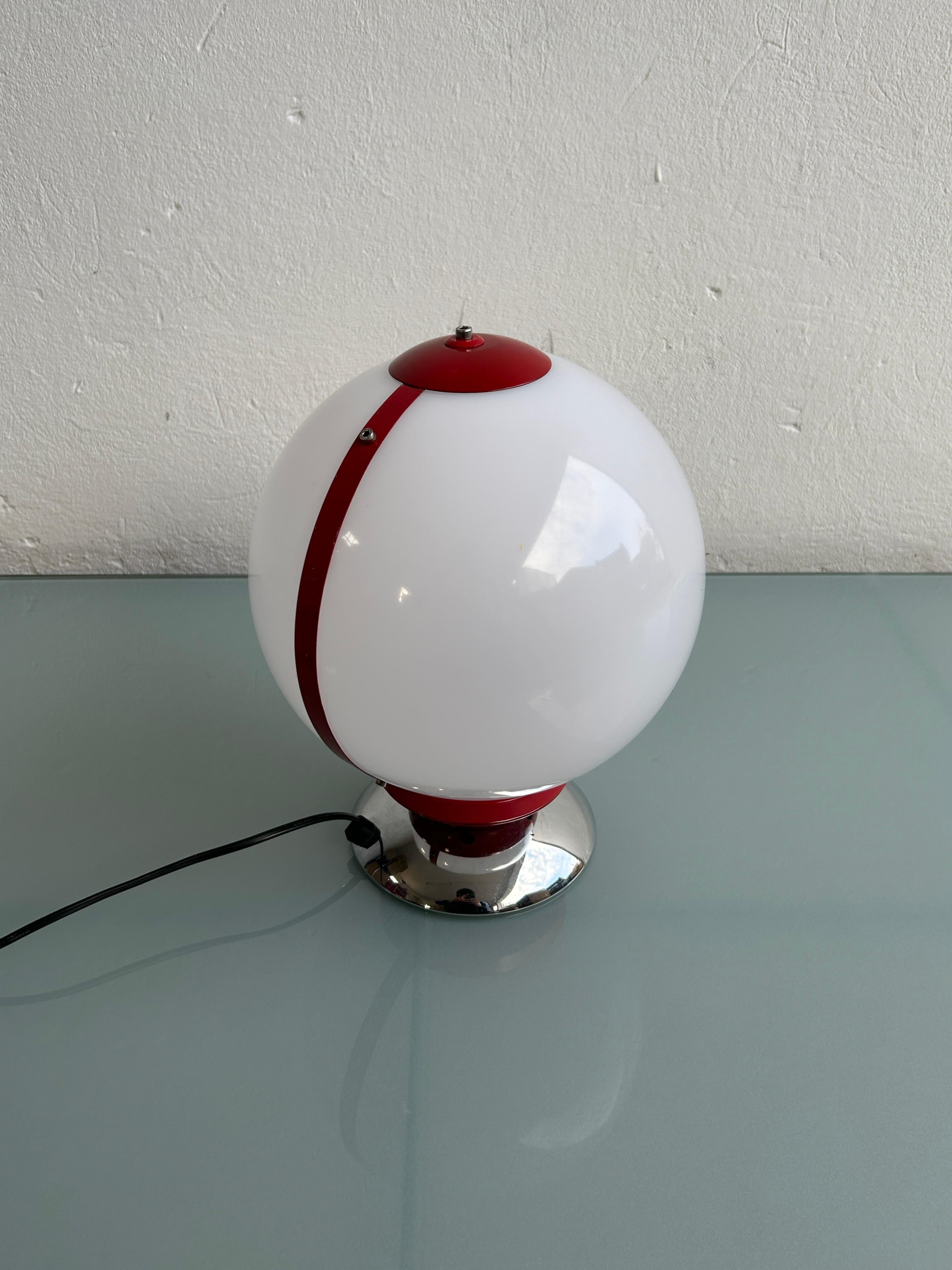 Vintage Plastic White Sphere und Chrome Tischlampe, 1970er Jahre Mid-Century Space Age im Angebot 4