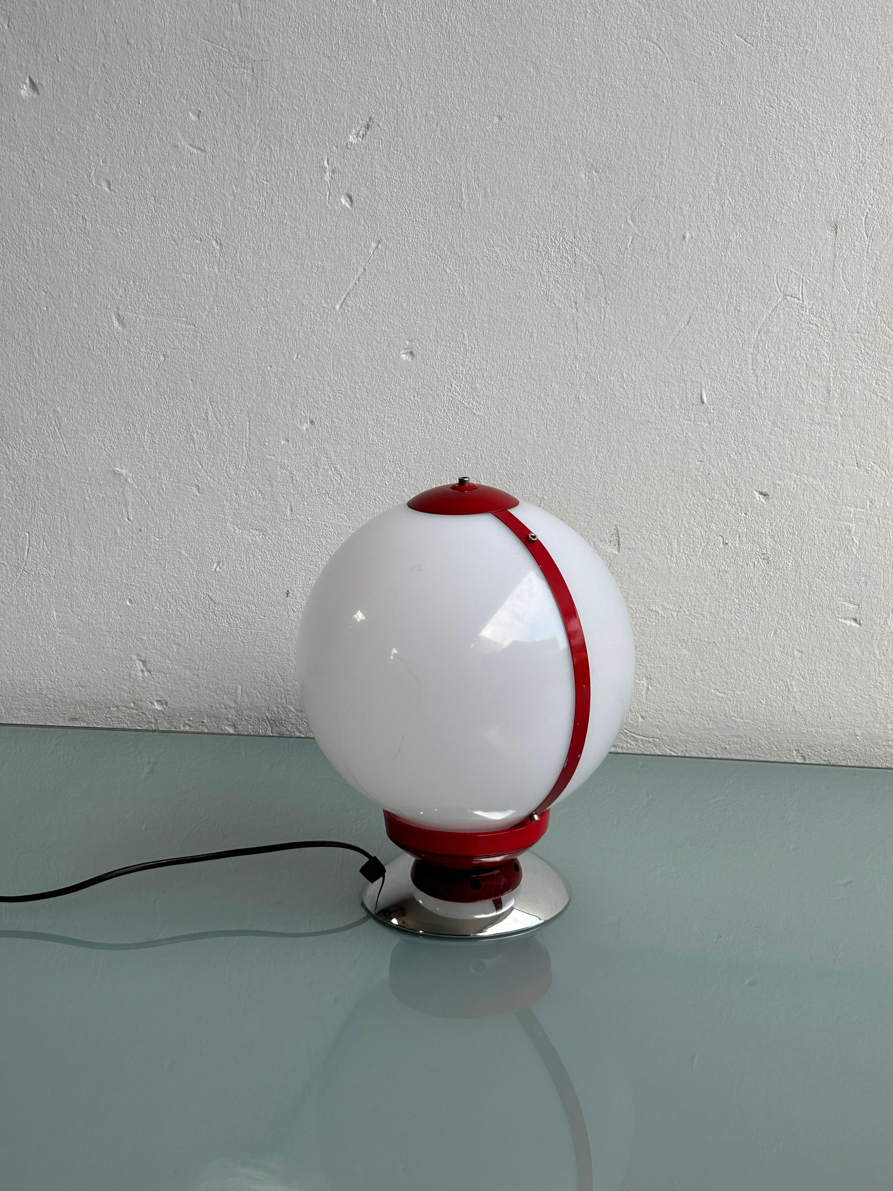 Mid-Century Modern Vintage Plastic White Sphere and Chrome Table Lamp, 1970s Mid-Century Space Age For Sale