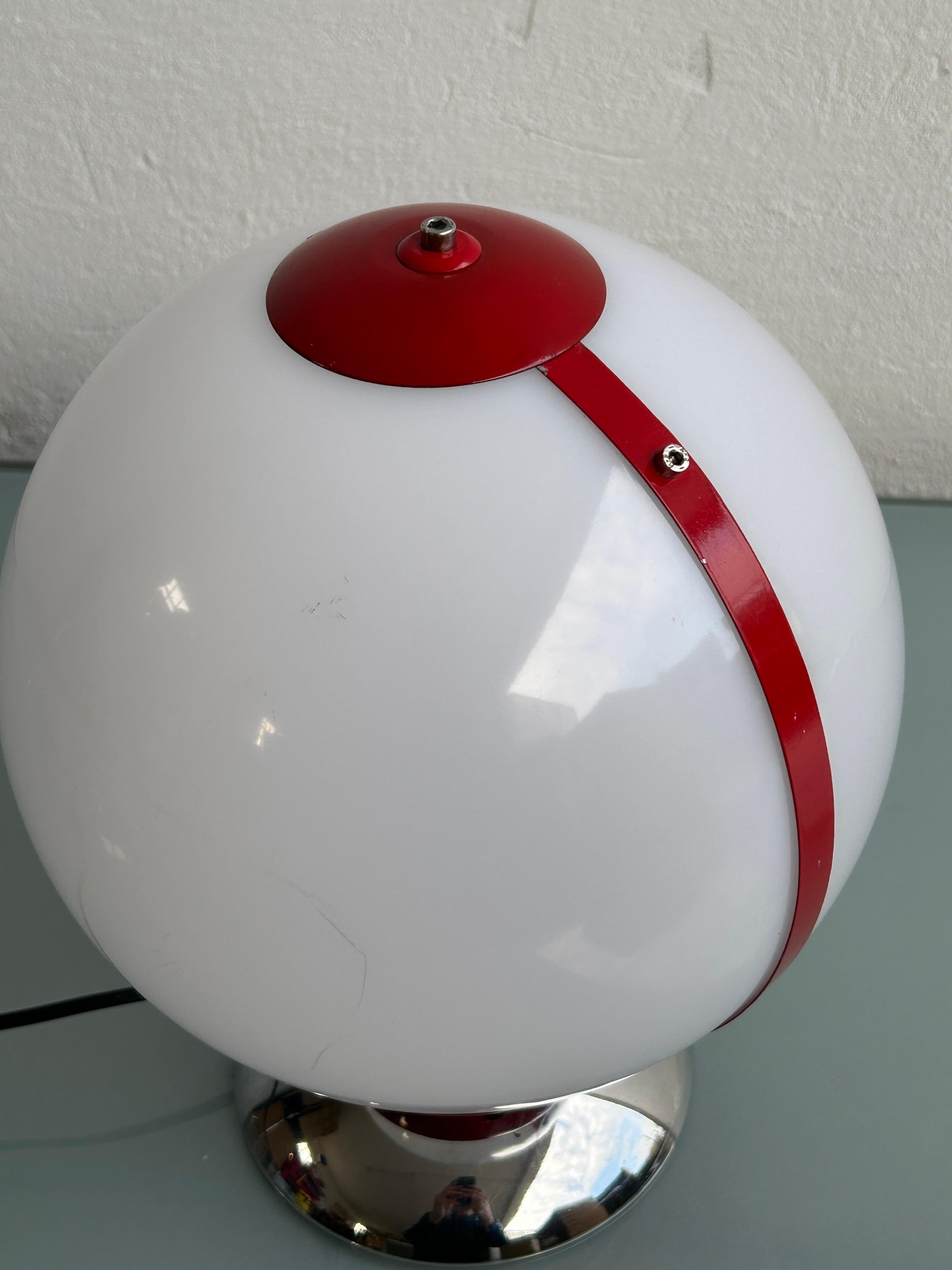 Vintage Plastic White Sphere and Chrome Table Lamp, 1970s Mid-Century Space Age For Sale 1
