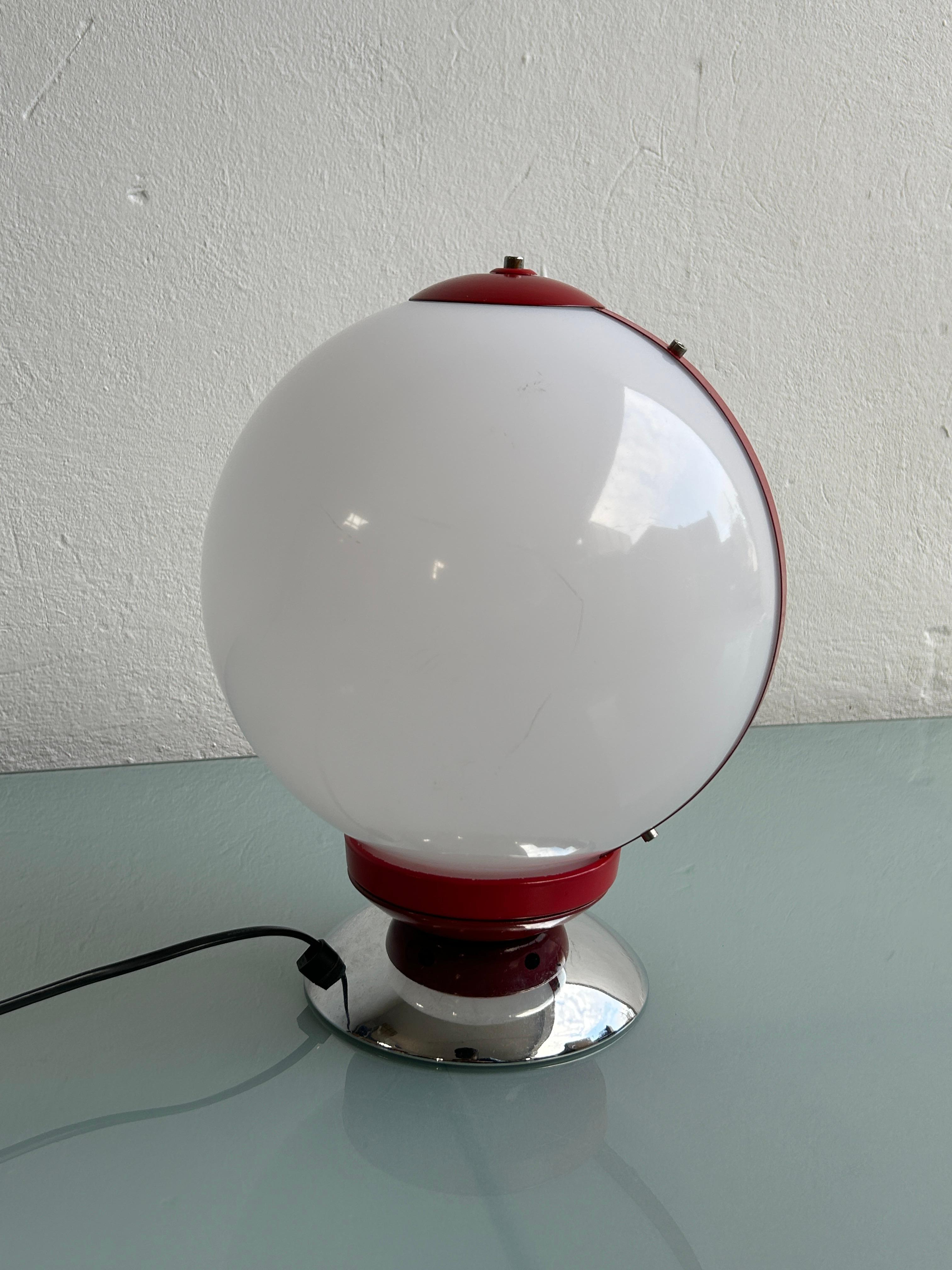 Vintage Plastic White Sphere and Chrome Table Lamp, 1970s Mid-Century Space Age For Sale 2