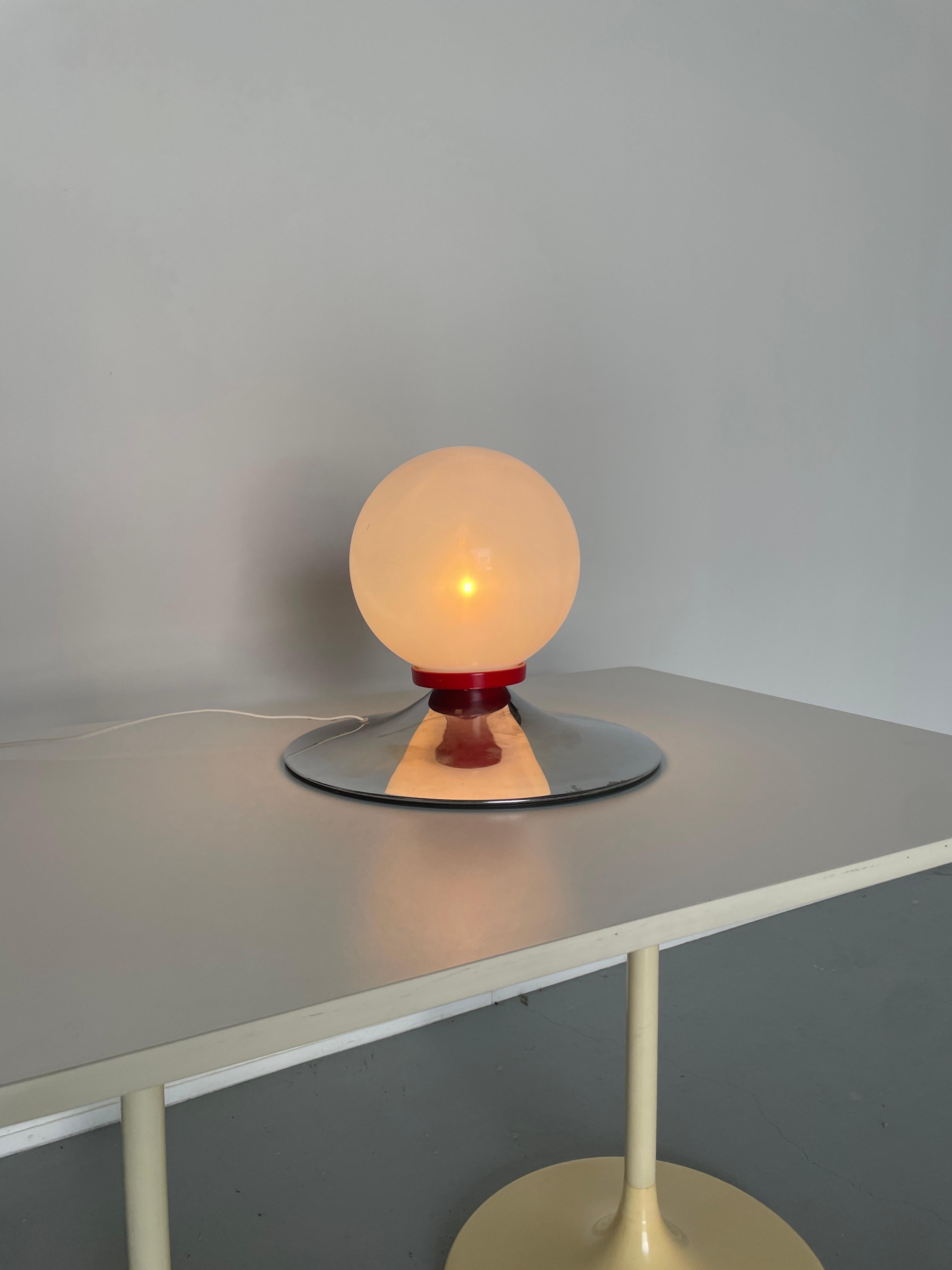 Vintage Plastic White Sphere and Chrome Table Lamp, 1970s Mid-Century Space Age  For Sale 4