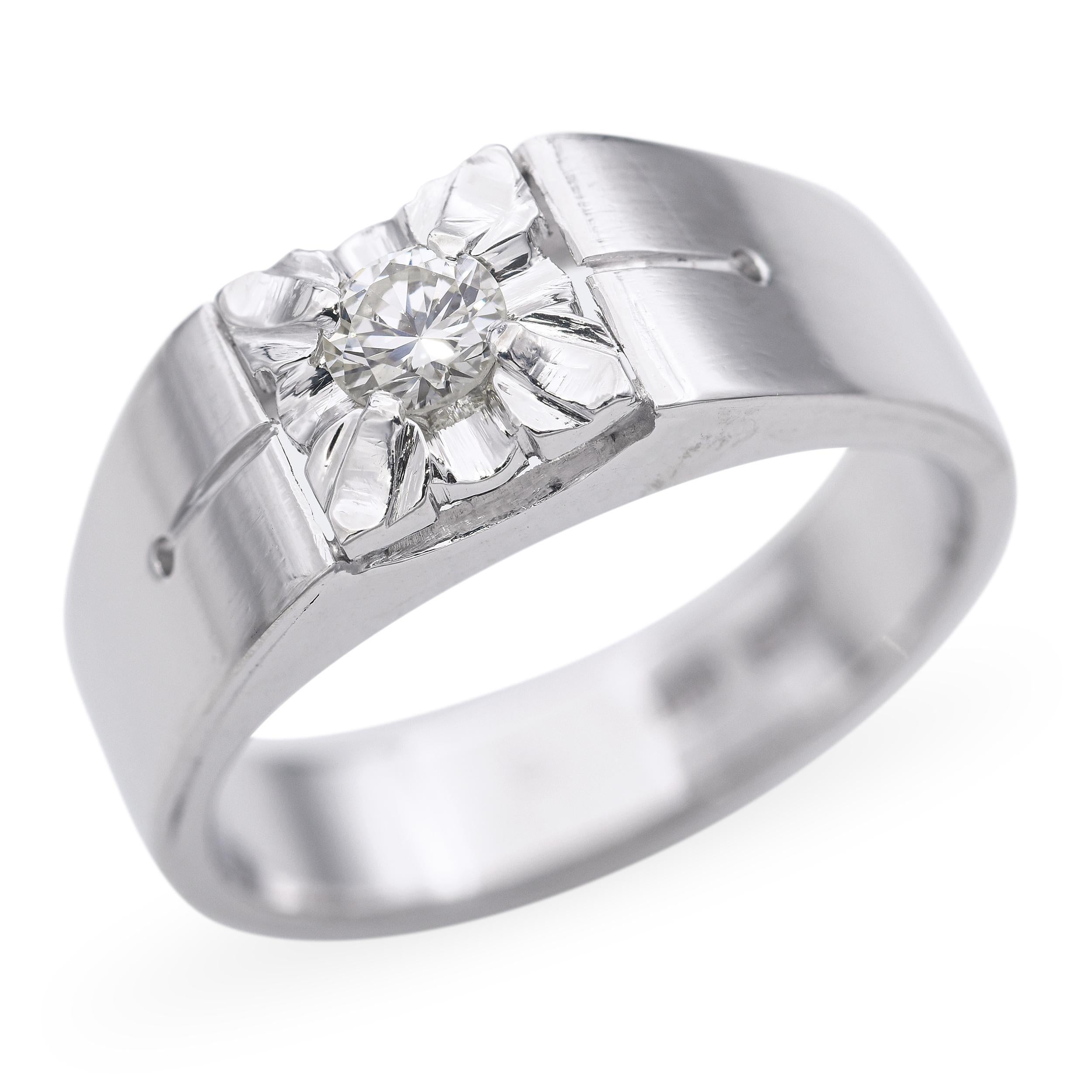 Anello vintage in platino dal design elegante e moderno con un brillante diamante da 0,20 carati al centro. Le linee pulite e lo stile contemporaneo fondono un'eleganza senza tempo con un look fresco e sofisticato. Perfetto per chi apprezza il lusso