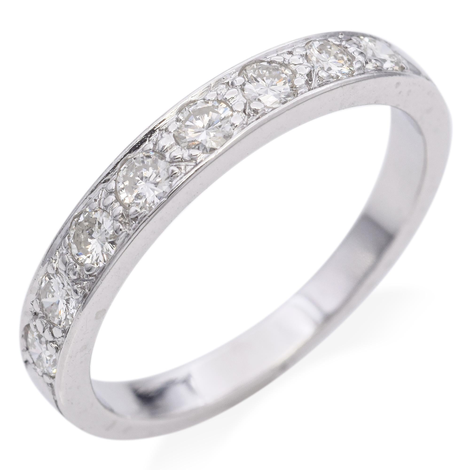 Una splendida fede di diamanti in platino presenta una serie di diamanti di taglio rotondo, per un totale di 0,27 carati, incastonati in un'elegante fascia. I diamanti sono di un bianco brillante, sapientemente disposti per catturare e riflettere