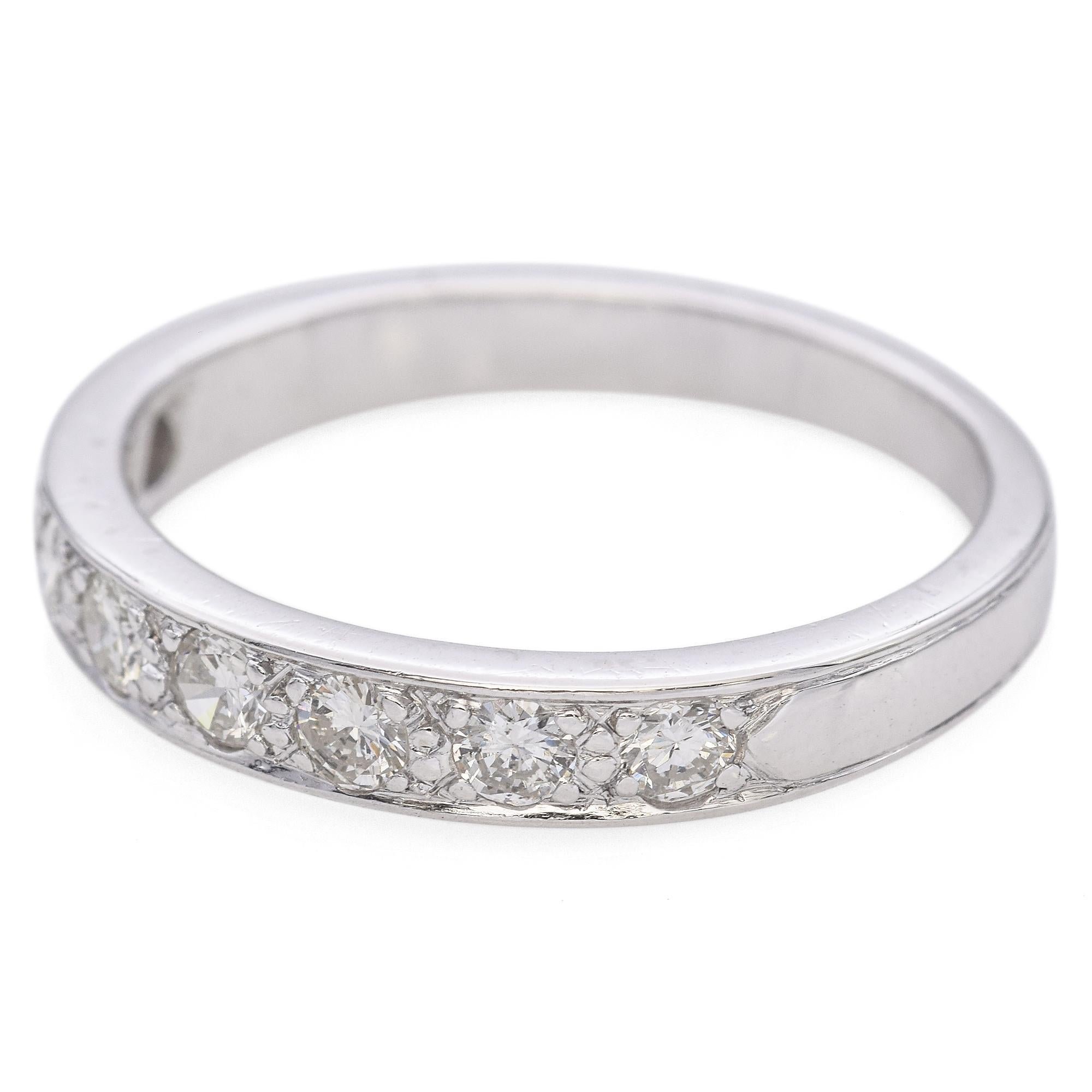 Taglio rotondo Anello semi-eternità in platino vintage con diamante da 0,27 TCW in vendita