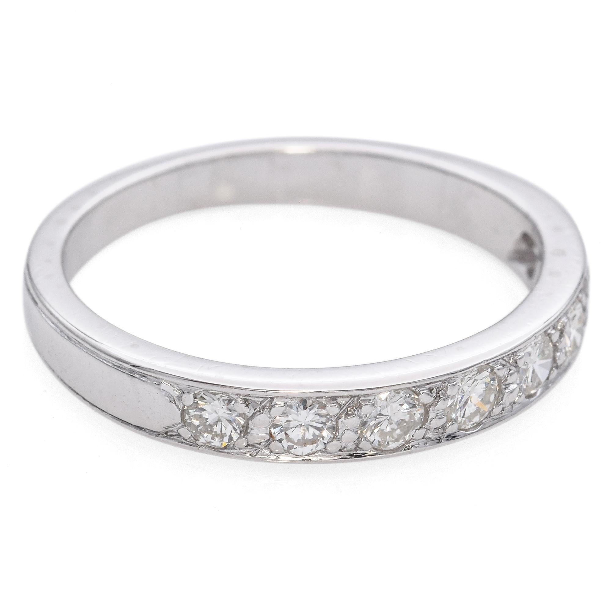 Anello semi-eternità in platino vintage con diamante da 0,27 TCW In condizioni buone in vendita a New York, NY