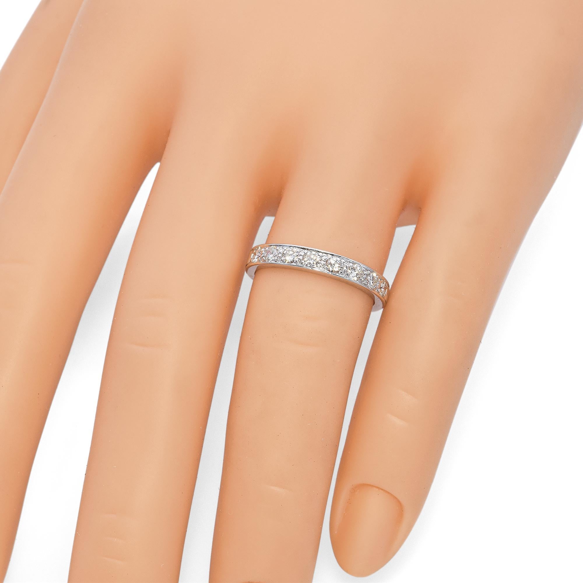 Anello semi-eternità in platino vintage con diamante da 0,27 TCW in vendita 1
