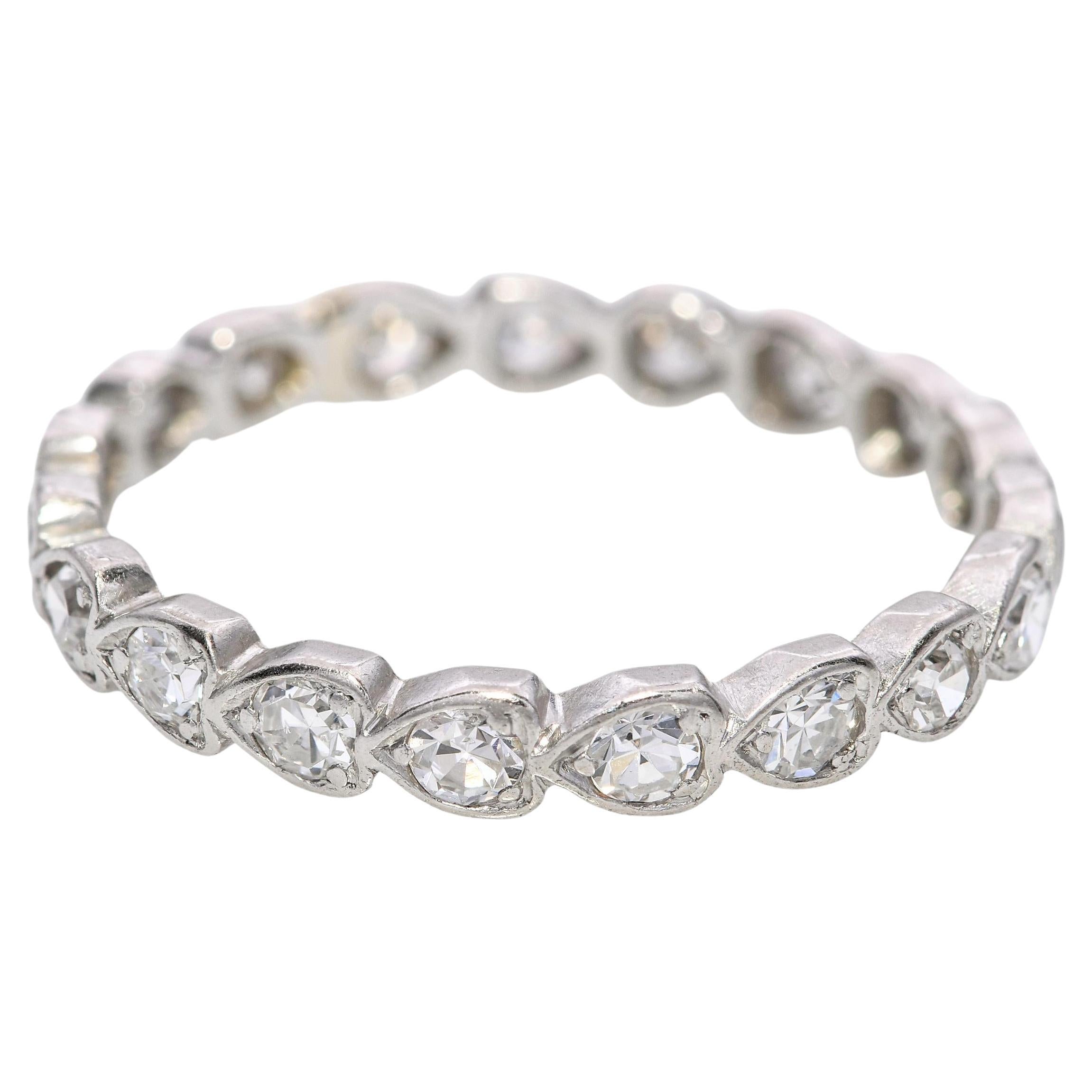Bracelet éternel vintage en platine avec 0.40tcw de diamant
