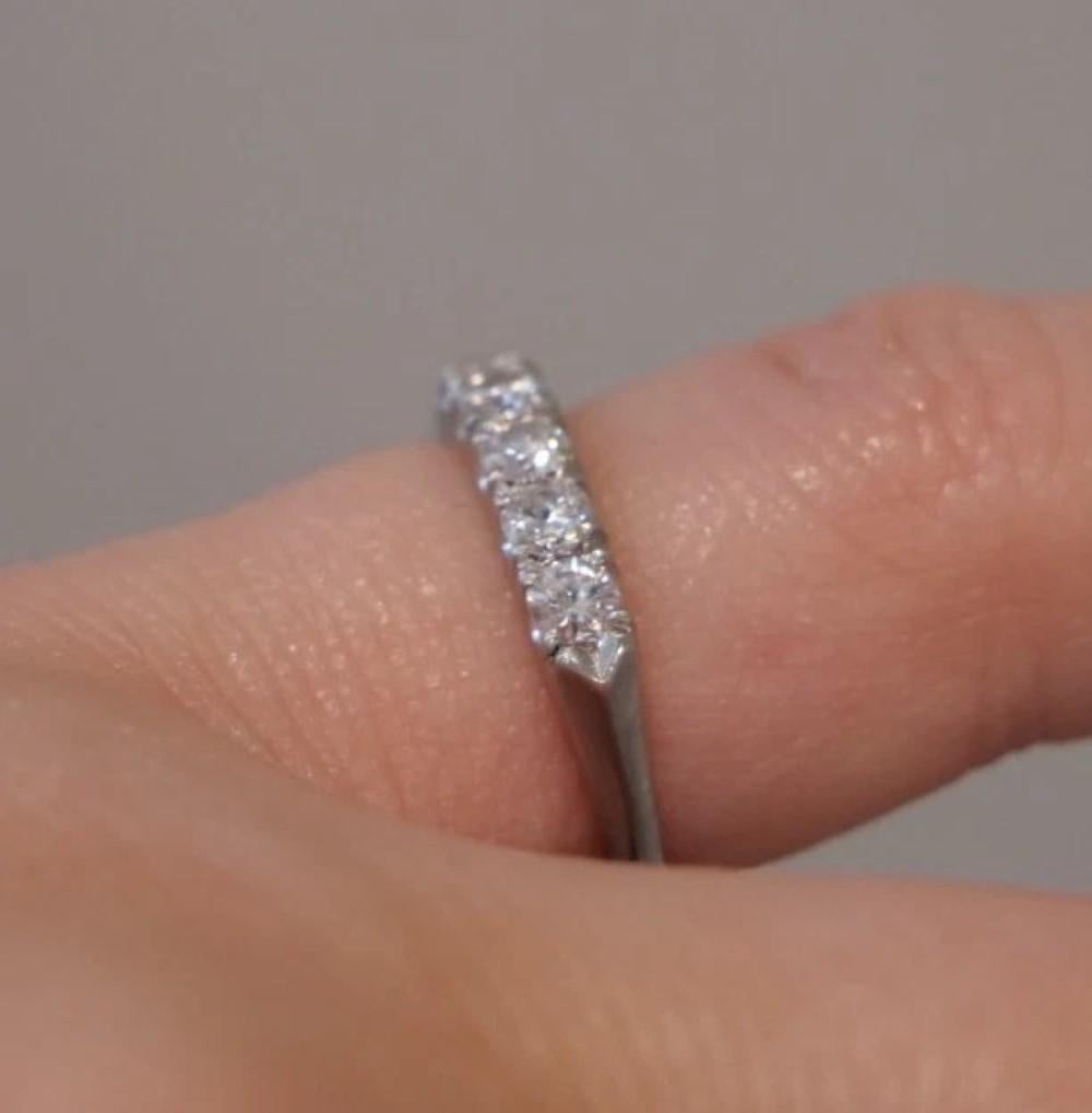 Anello vintage in platino da 0,55 carati con 7 diamanti rotondi Brilliante Misura 5,5 in vendita 6