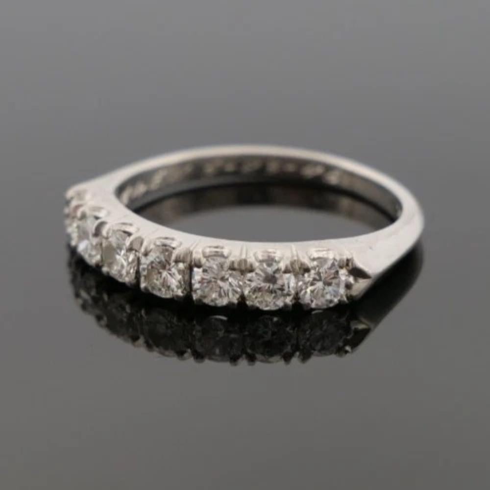 Anello vintage in platino da 0,55 carati con 7 diamanti rotondi Brilliante Misura 5,5 In condizioni buone in vendita a Carmel By The Sea, CA