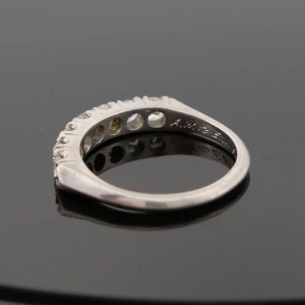 Anello vintage in platino da 0,55 carati con 7 diamanti rotondi Brilliante Misura 5,5 in vendita 1