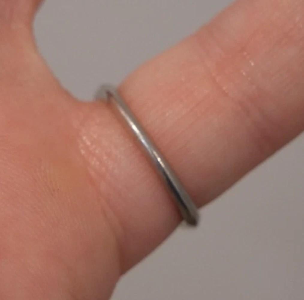 Anello vintage in platino da 0,55 carati con 7 diamanti rotondi Brilliante Misura 5,5 in vendita 2