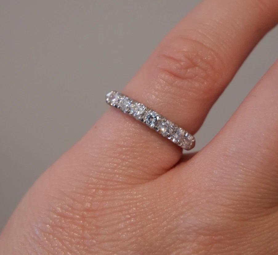 Anello vintage in platino da 0,55 carati con 7 diamanti rotondi Brilliante Misura 5,5 in vendita 3