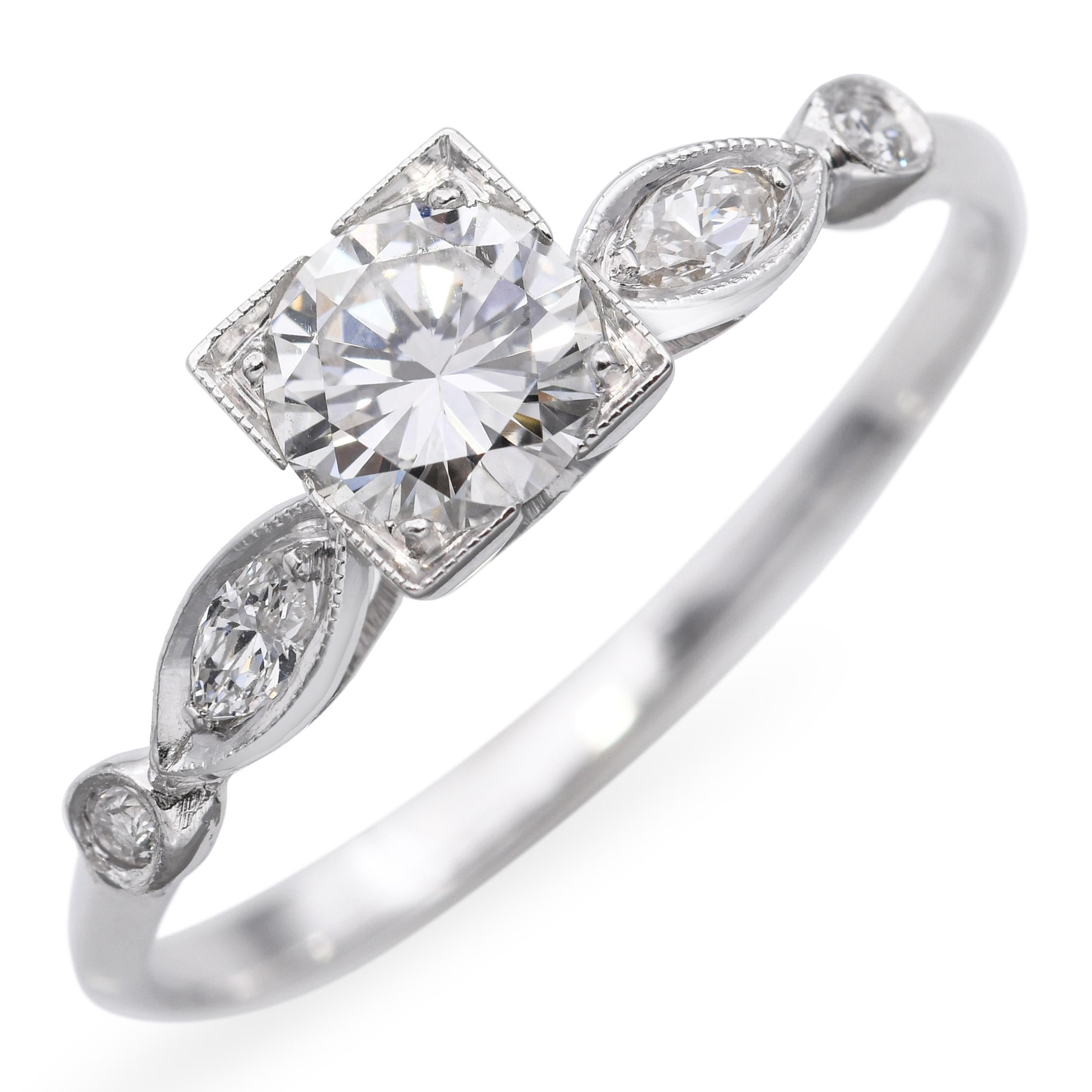 Dieser elegante Vintage-Ring ist aus massivem Platin gefertigt und mit Diamanten von insgesamt 0,55 Karat der Farbe G-H und Reinheit VS besetzt. Die Diamanten sind so angeordnet, dass das Funkeln maximiert und gleichzeitig eine raffinierte, zeitlose
