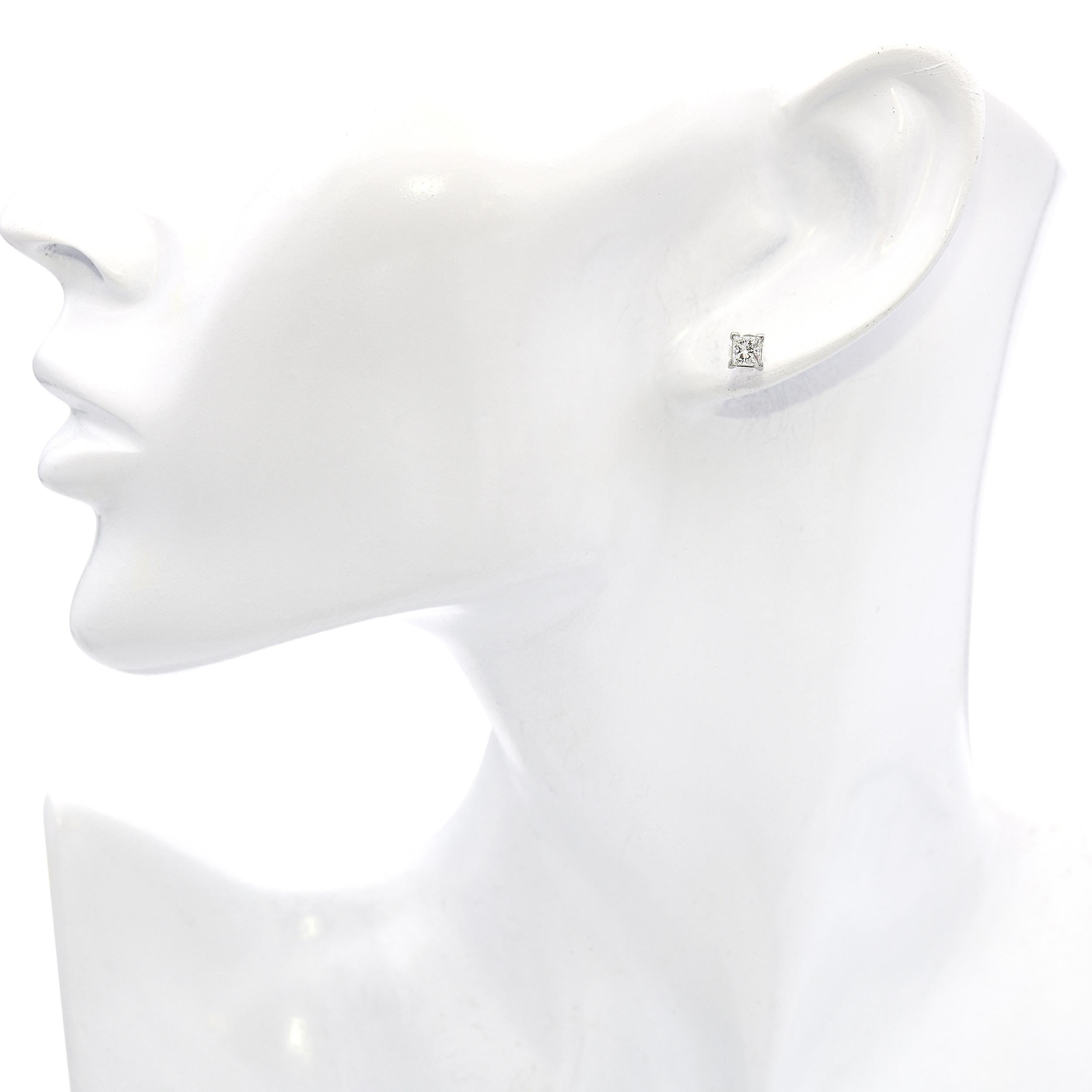 Vintage Platinum 0.62tcw Princess Cut Diamond Stud Earrings In Good Condition For Sale In New York, NY