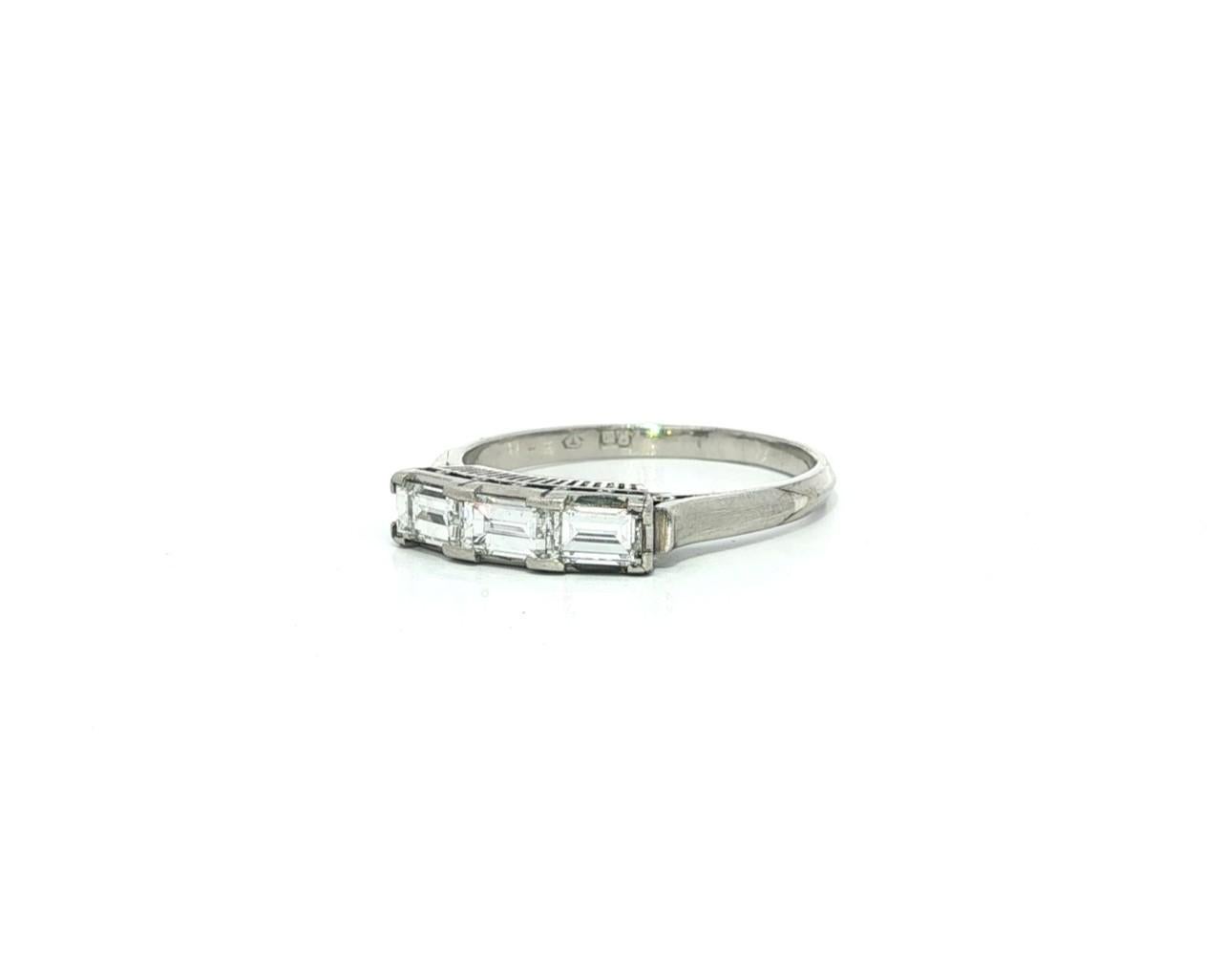 Vintage Platin 0,66ctw Long East West Baguette Diamant 3 Stein Band Ring im Angebot 5