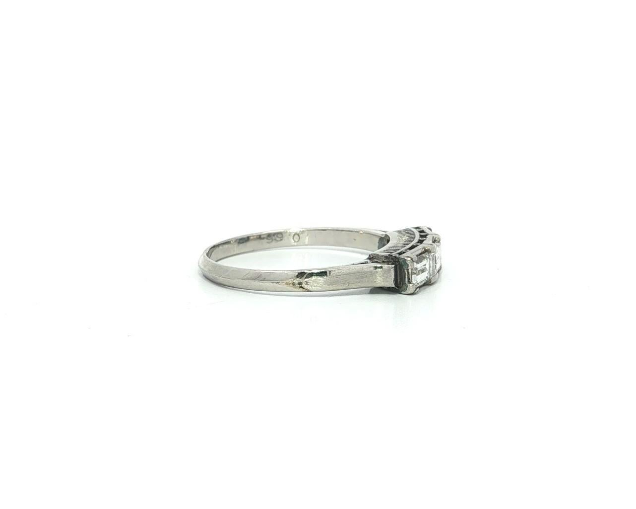 Vintage Platin 0,66ctw Long East West Baguette Diamant 3 Stein Band Ring im Angebot 7