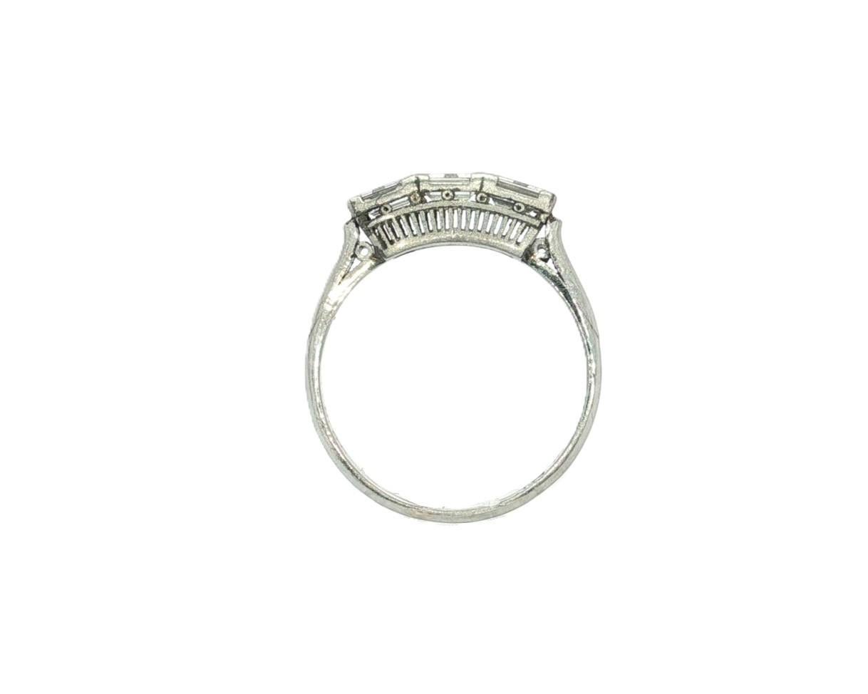 Vintage Platin 0,66ctw Long East West Baguette Diamant 3 Stein Band Ring im Angebot 9