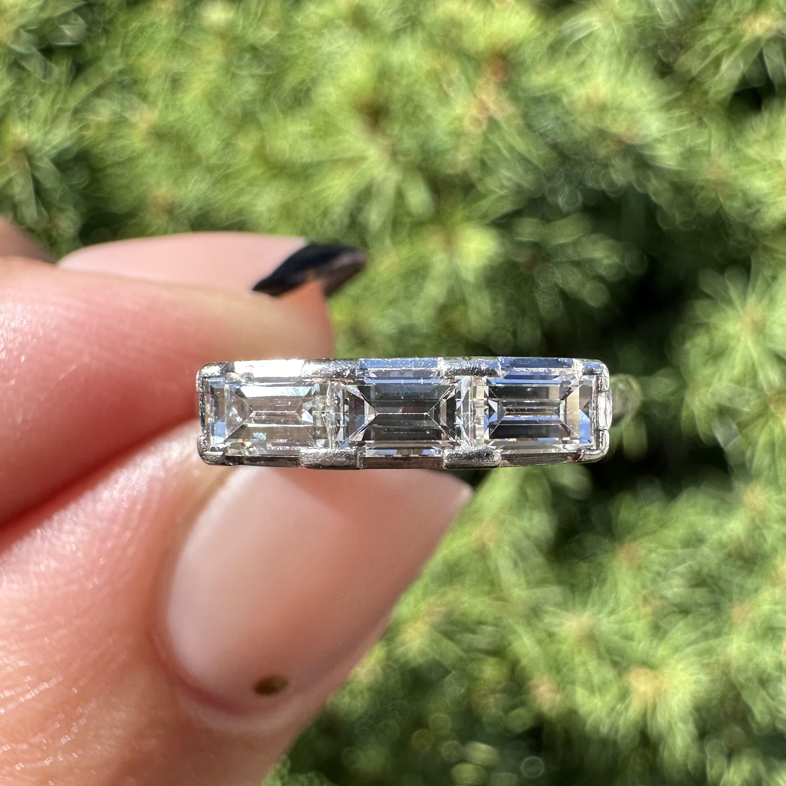 Vintage Platin 0,66ctw Long East West Baguette Diamant 3 Stein Band Ring im Angebot 10