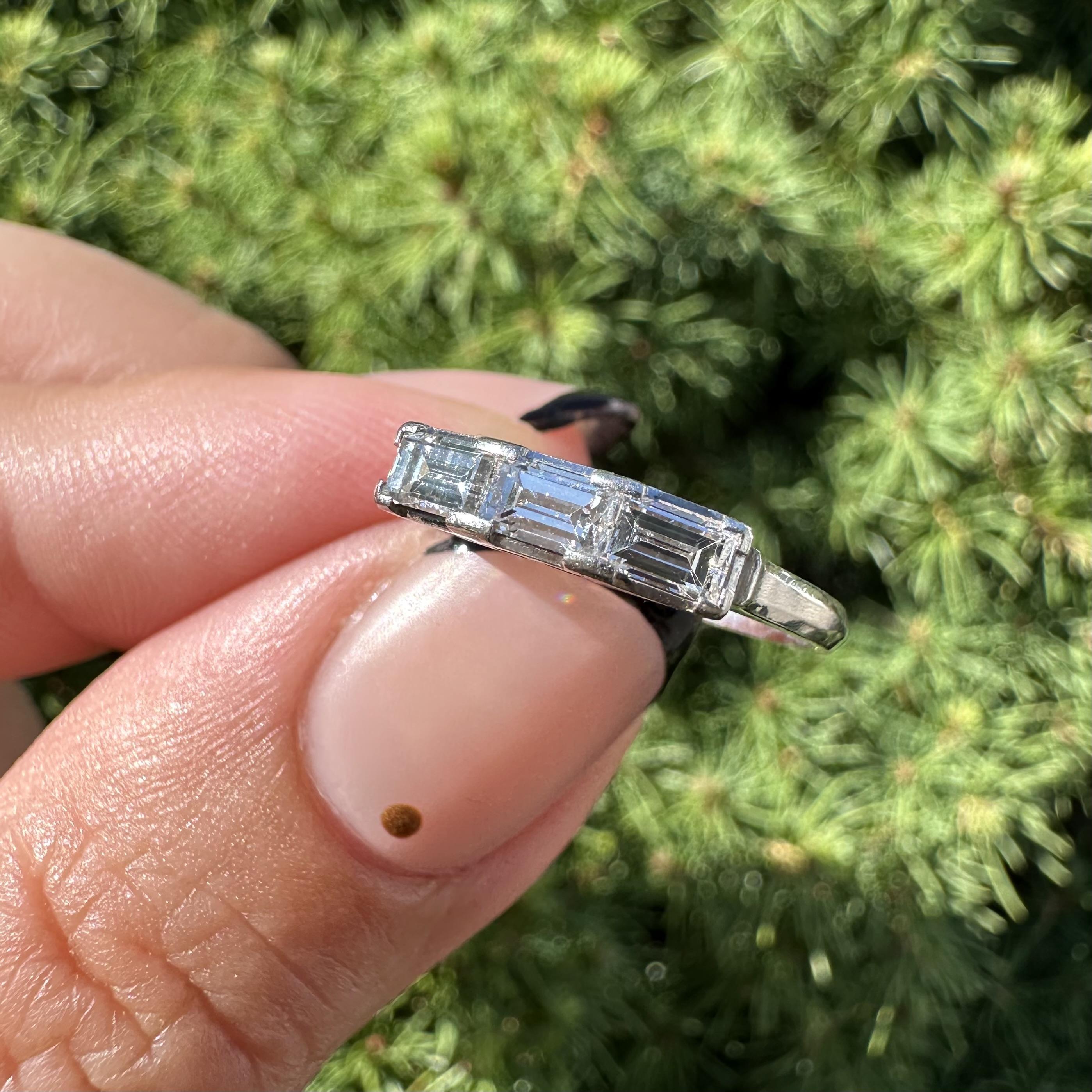 Vintage Platin 0,66ctw Long East West Baguette Diamant 3 Stein Band Ring im Angebot 11