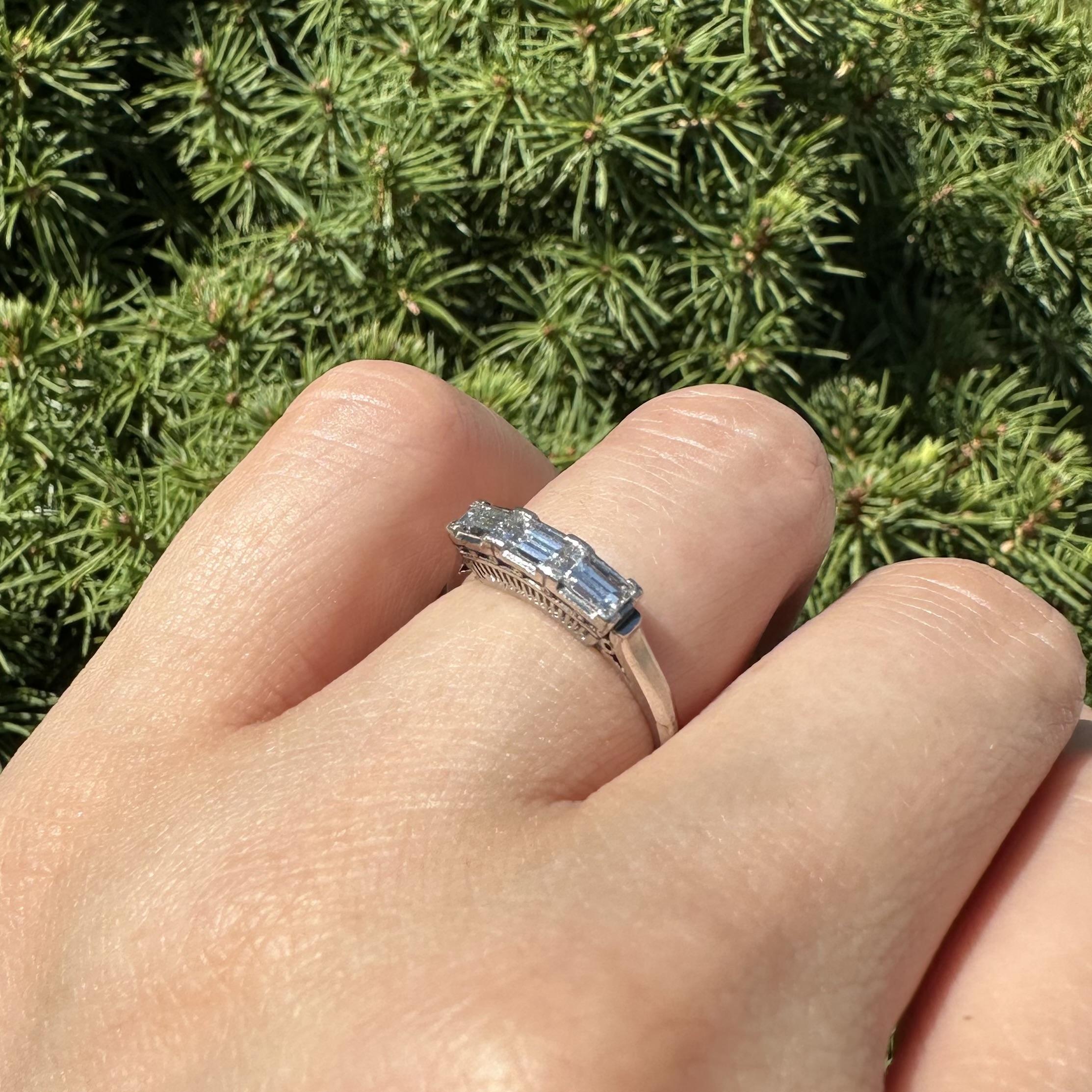 Vintage Platin 0,66ctw Long East West Baguette Diamant 3 Stein Band Ring im Angebot 12