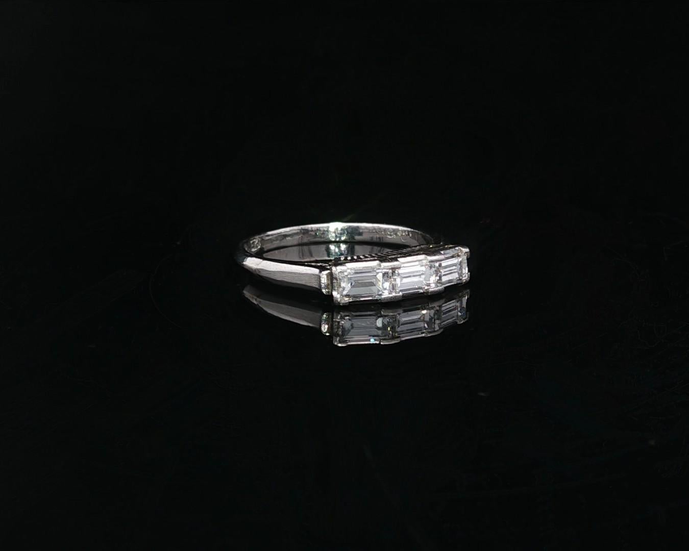 Vintage Platin 0,66ctw Long East West Baguette Diamant 3 Stein Band Ring (Baguetteschliff) im Angebot