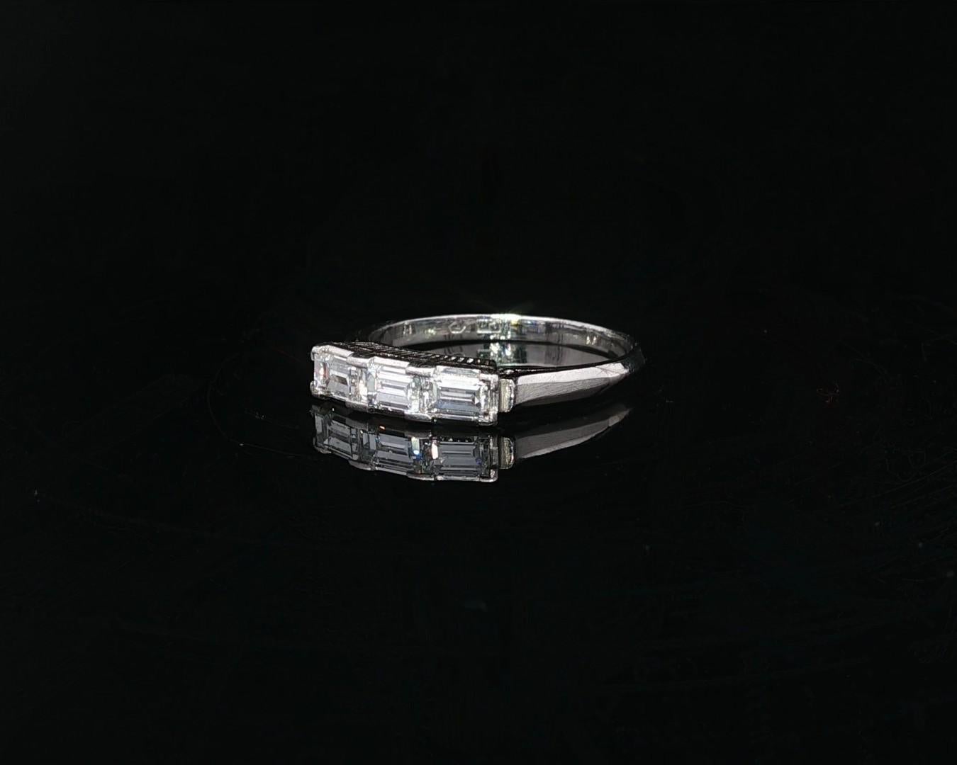 Vintage Platin 0,66ctw Long East West Baguette Diamant 3 Stein Band Ring im Zustand „Hervorragend“ im Angebot in Montclair, NJ