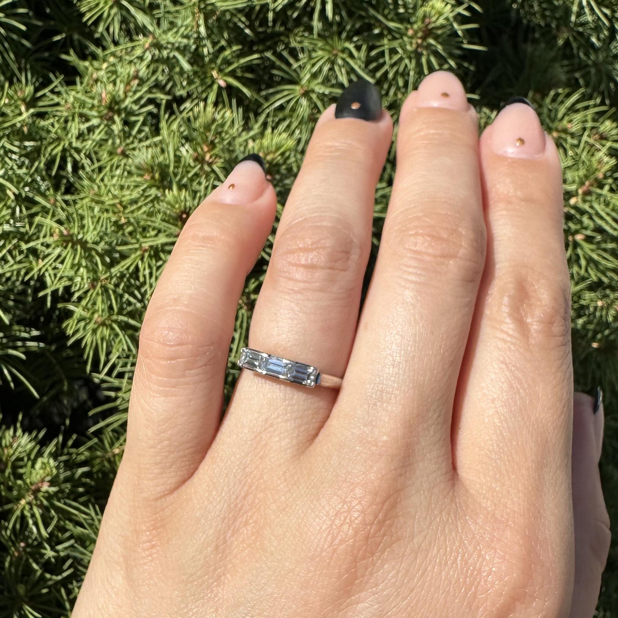 Vintage Platin 0,66ctw Long East West Baguette Diamant 3 Stein Band Ring im Angebot 1