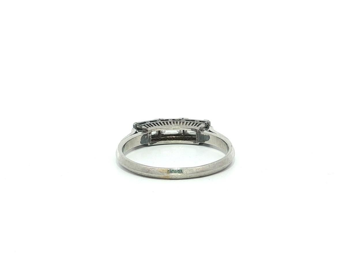 Vintage Platin 0,66ctw Long East West Baguette Diamant 3 Stein Band Ring im Angebot 2