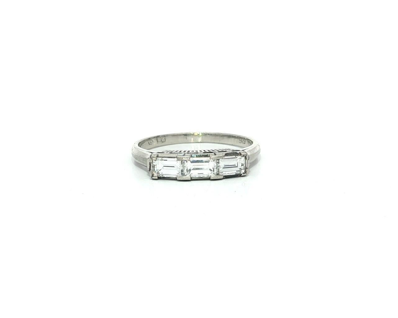 Vintage Platin 0,66ctw Long East West Baguette Diamant 3 Stein Band Ring im Angebot 3