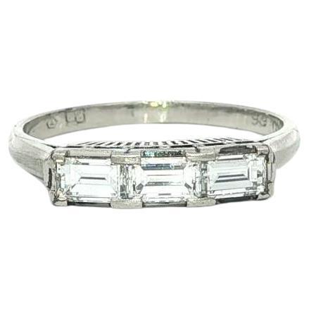Anello vintage in platino da 0,66 carati con diamante lungo East West Baguette e 3 pietre A. Stone