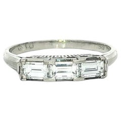 Anello vintage in platino da 0,66 carati con diamante lungo East West Baguette e 3 pietre A. Stone