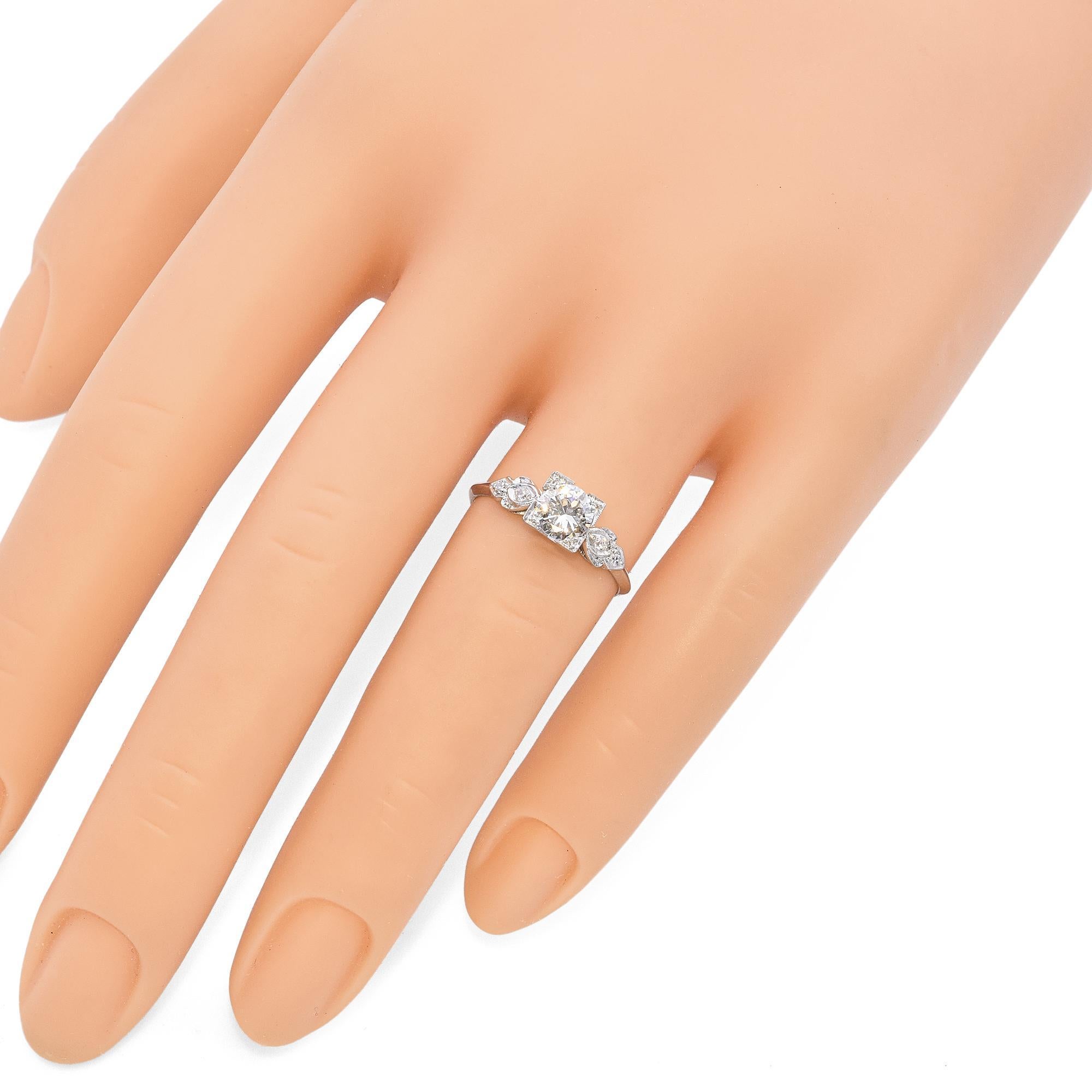 Taille brillant Bague de fiançailles vintage en platine avec diamants de 0,68 carat en vente