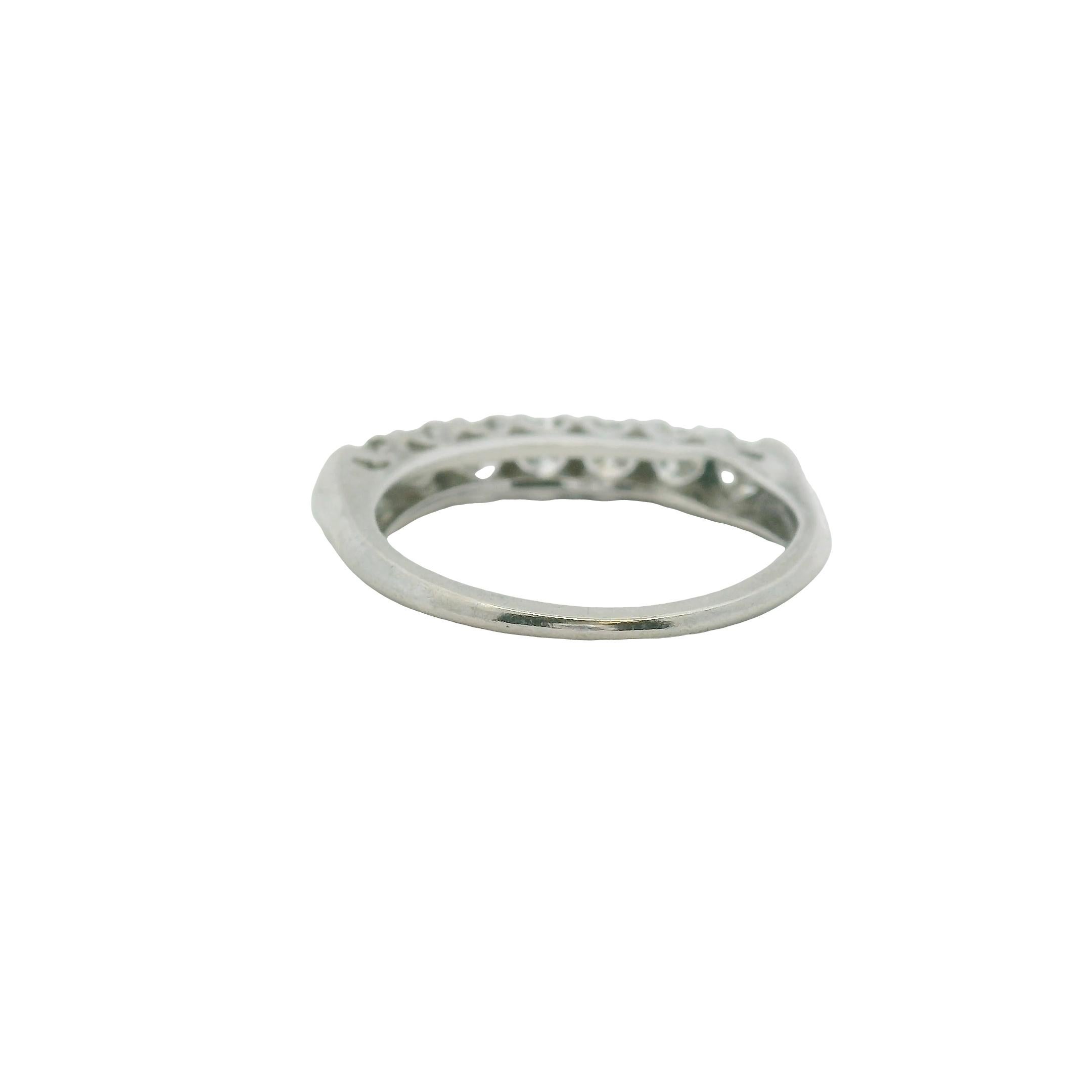 Anillo de diamantes vintage en platino de 0,70 ctw en venta 1