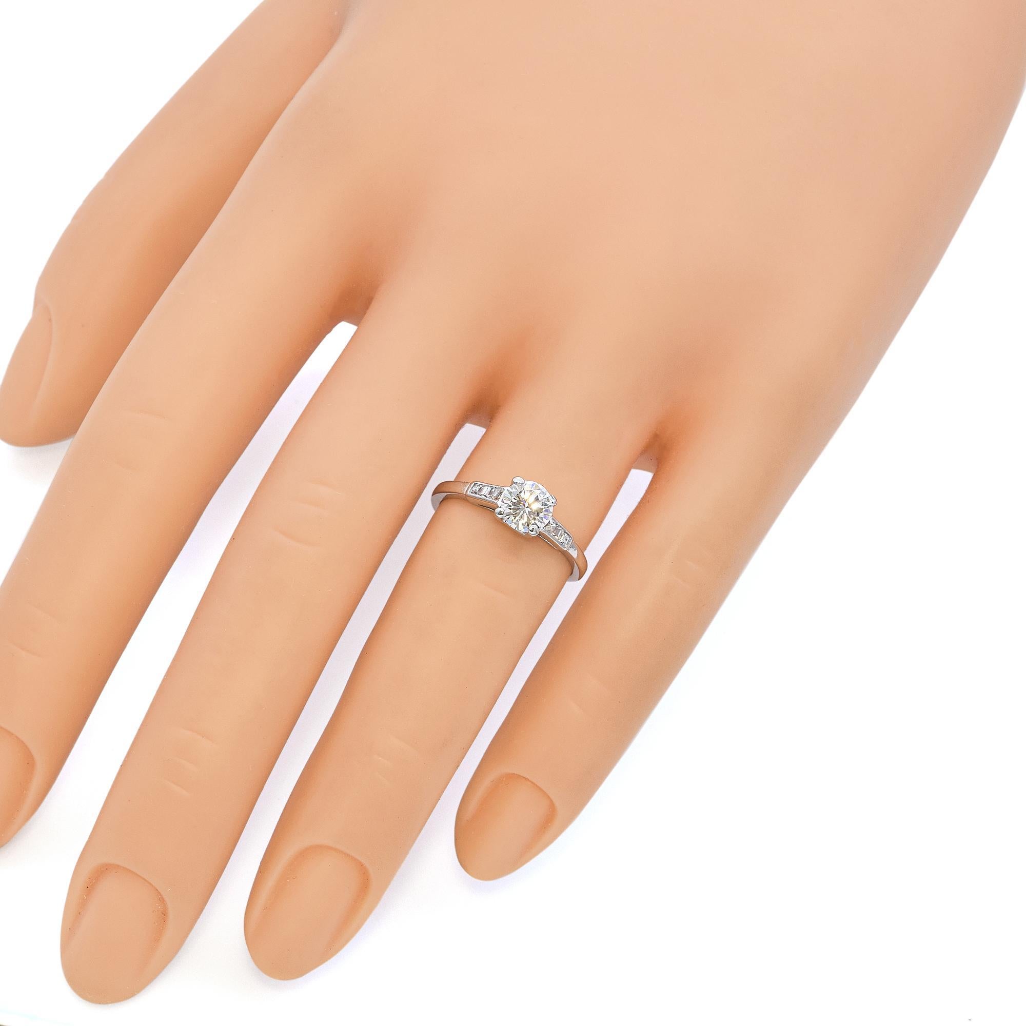 Anillo de compromiso de diamantes vintage en platino 0,73 ct F VS1 GIA en Bueno estado para la venta en New York, NY