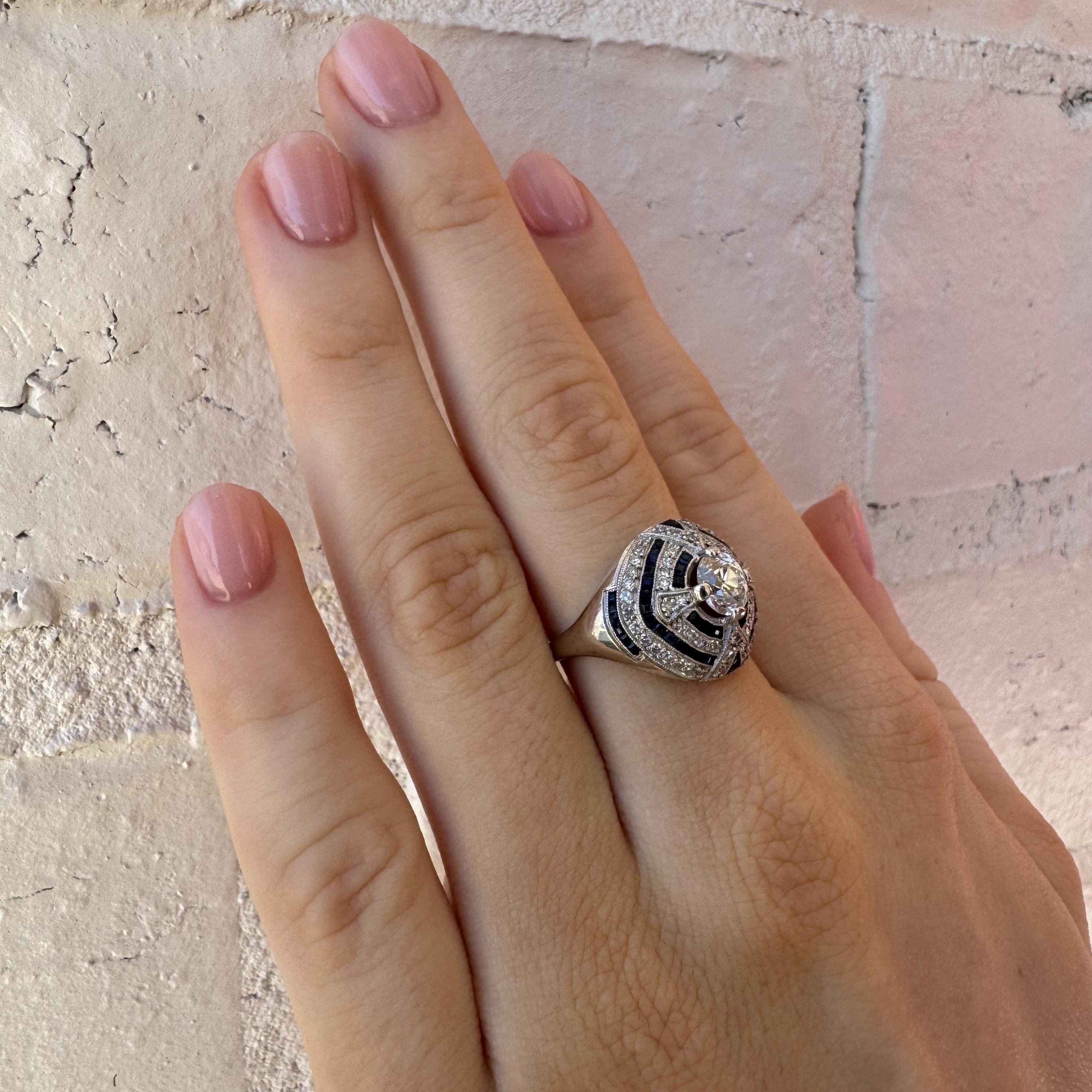 Art déco Bague halo en platine de 0,75 carat de diamant et saphir de taille européenne ancienne en vente